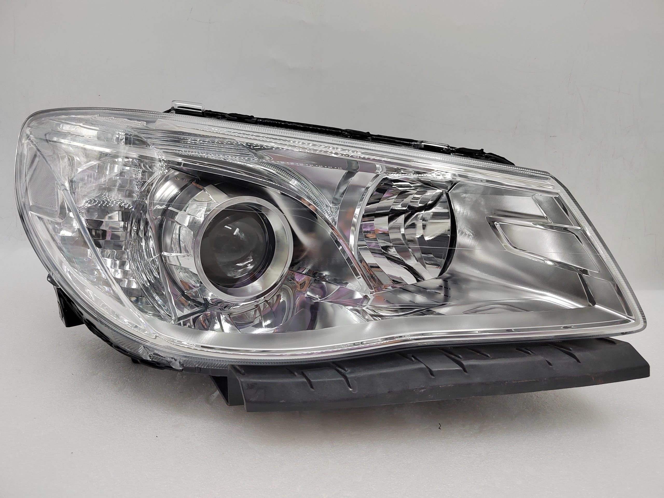 HOLDEN COMMODORE VF SV6 2013-2017 HALOGEN R.H.S HEADLIGHT ASSEMBLY