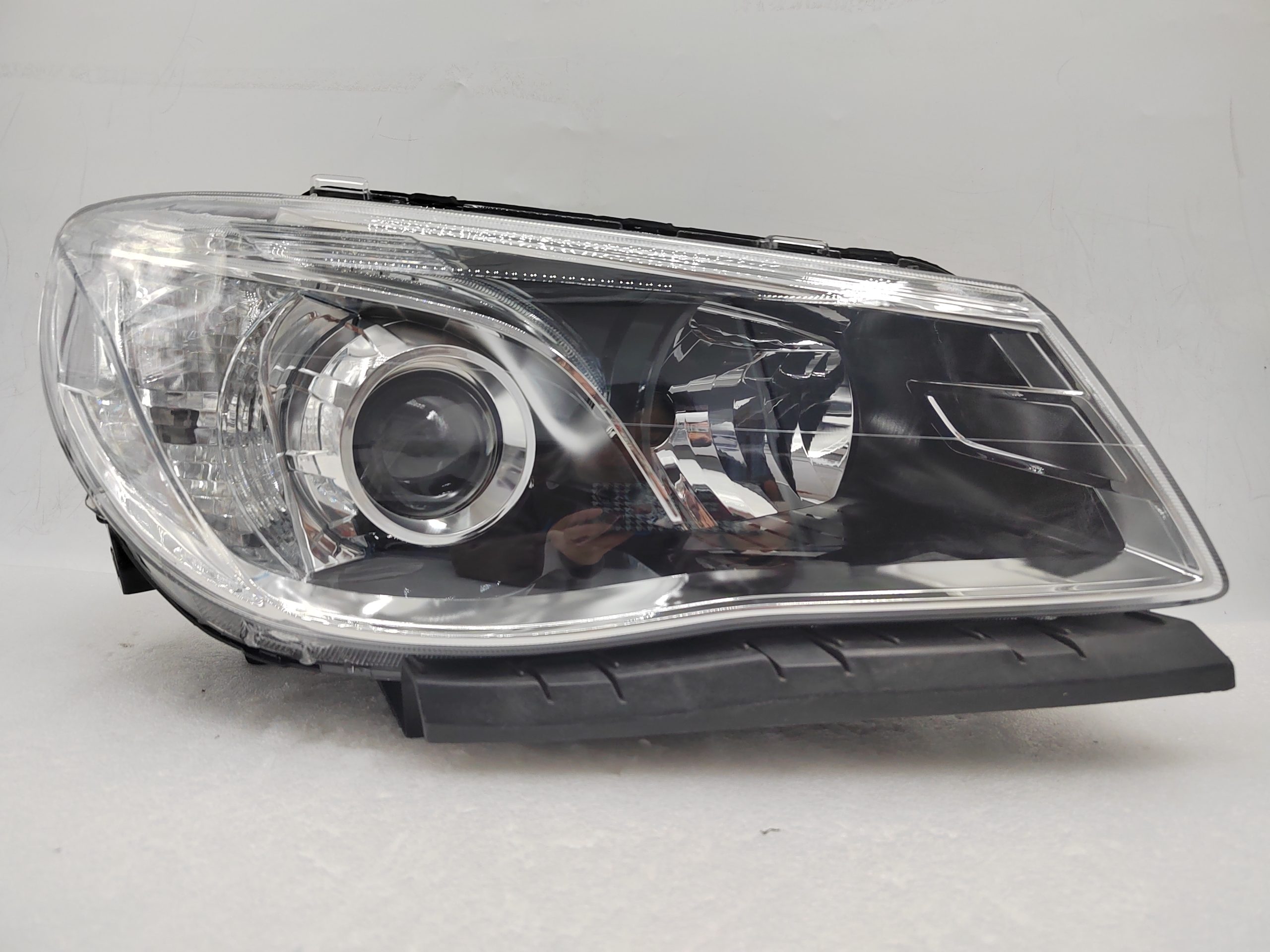HOLDEN COMMODORE VF SV6 2013-2017 HALOGEN R.H.S HEADLIGHT ASSEMBLY