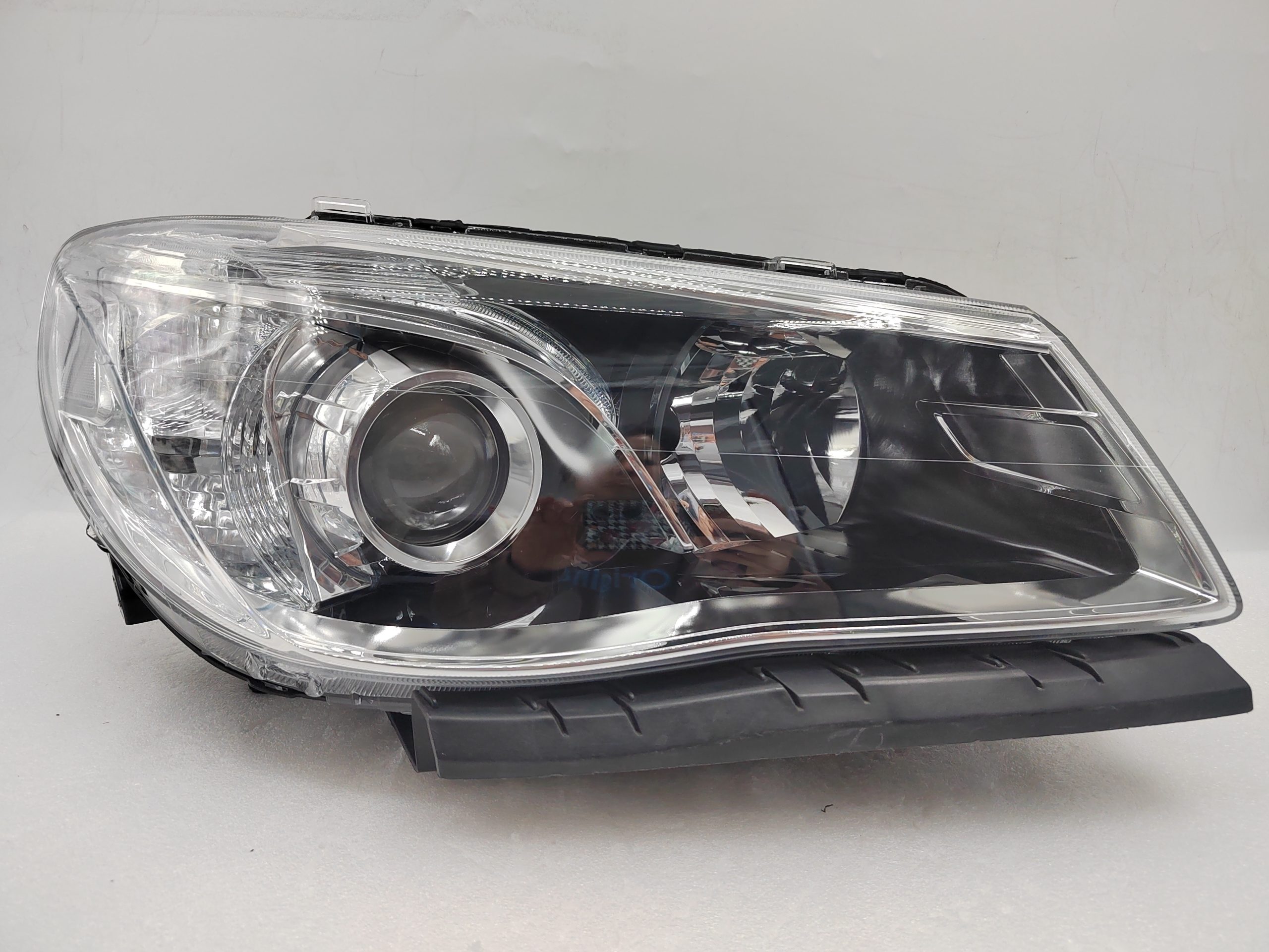 HOLDEN COMMODORE VF SV6 2013-2017 HALOGEN R.H.S HEADLIGHT ASSEMBLY