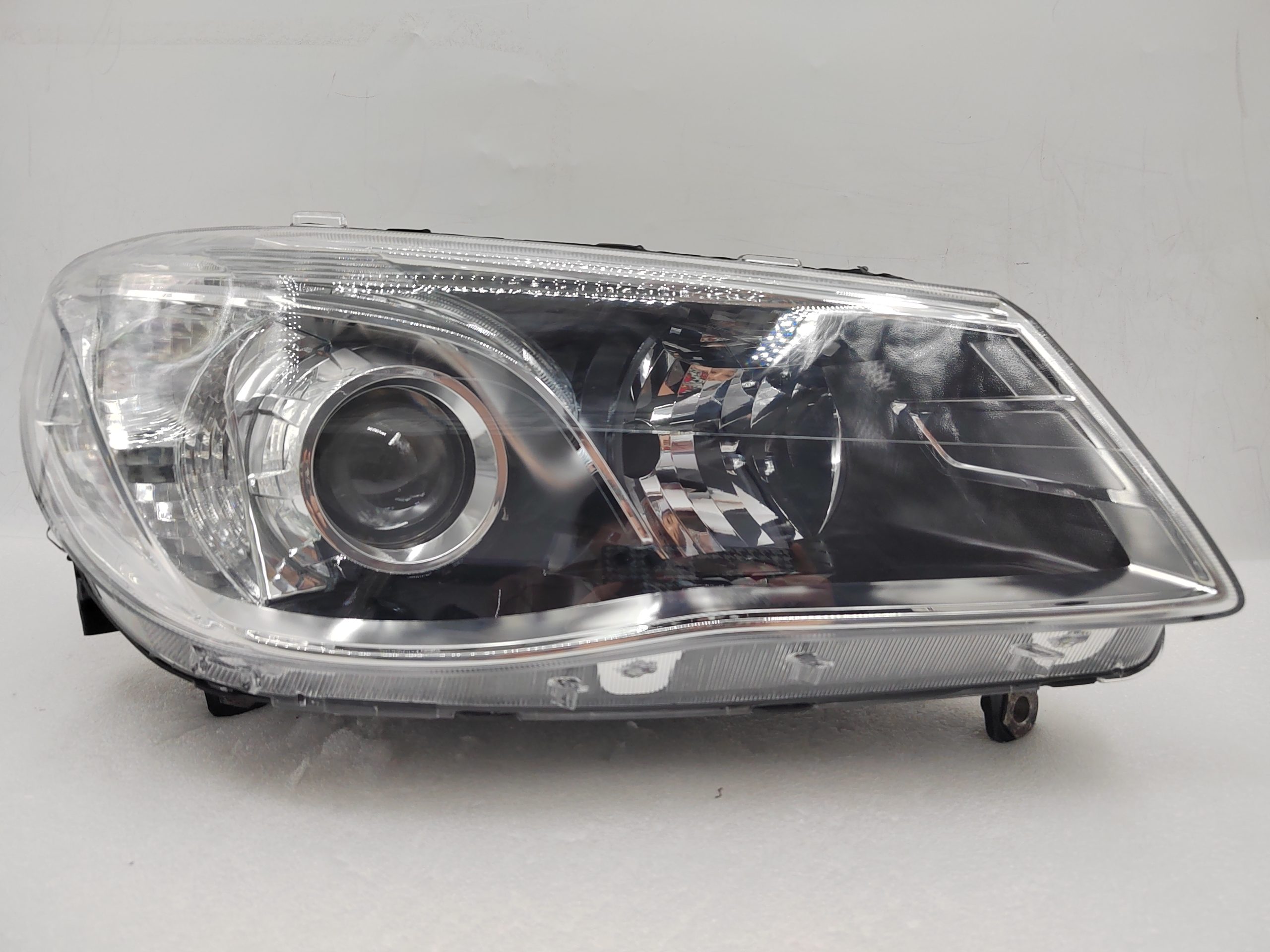 HOLDEN COMMODORE VF SV6 2013-2017 HALOGEN R.H.S HEADLIGHT ASSEMBLY