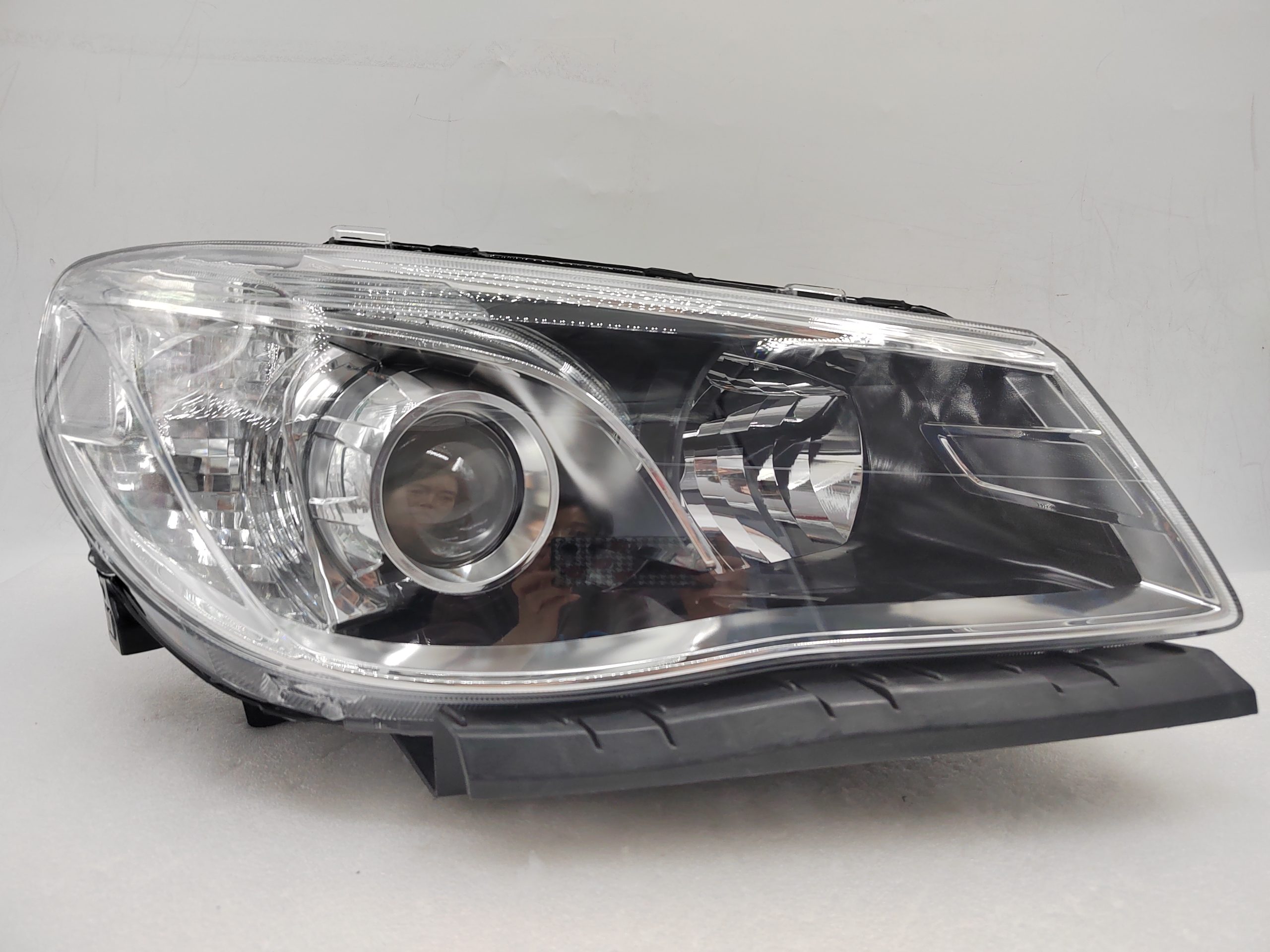 HOLDEN COMMODORE VF SV6 2013-2017 HALOGEN R.H.S HEADLIGHT ASSEMBLY
