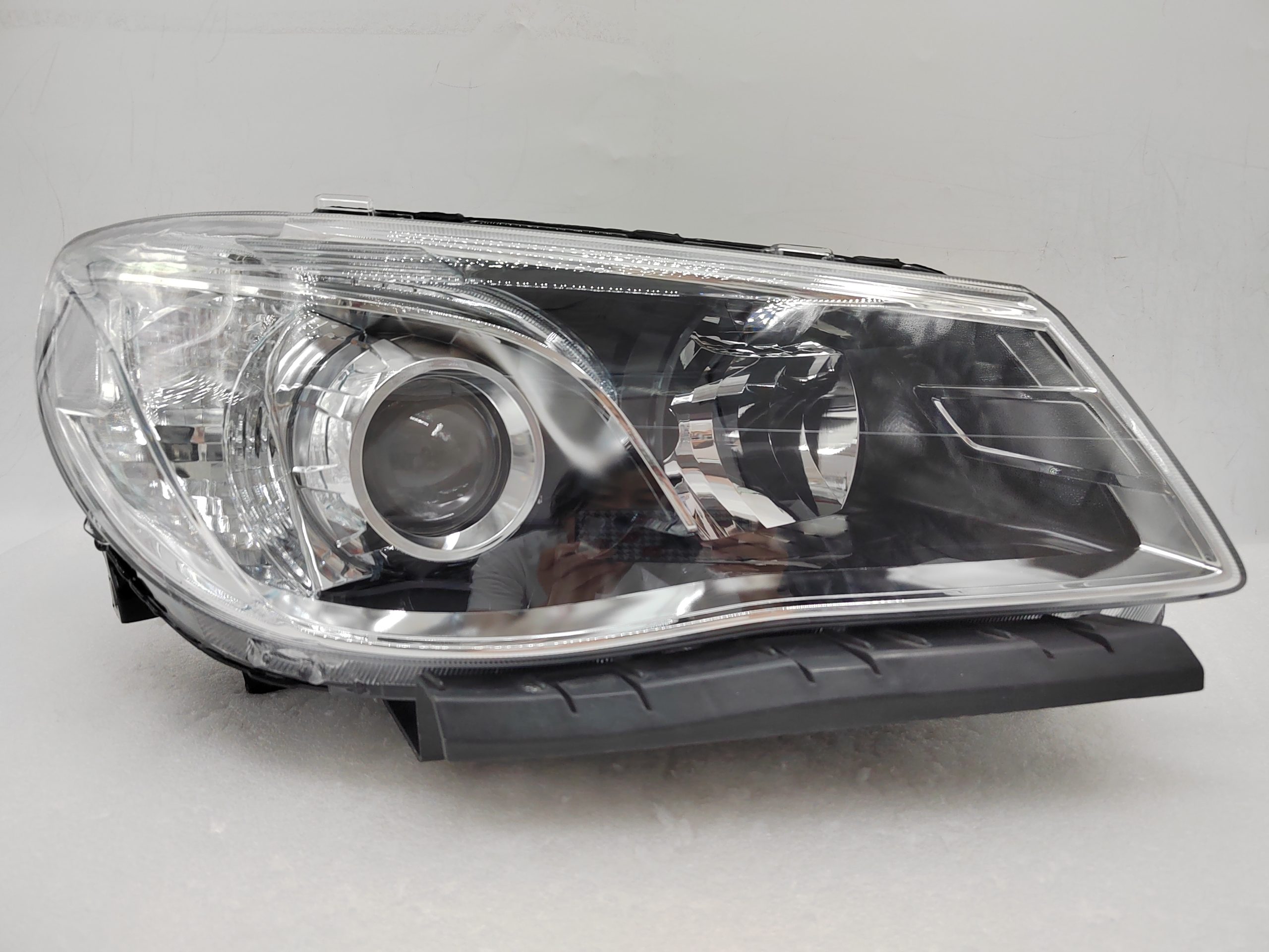 HOLDEN COMMODORE VF SV6 2013-2017 HALOGEN R.H.S HEADLIGHT ASSEMBLY