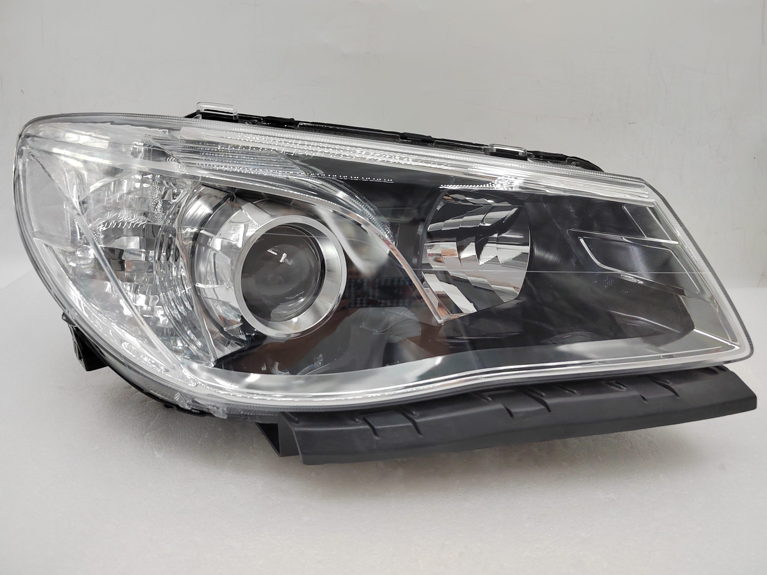 HOLDEN COMMODORE VF SV6 2013-2017 HALOGEN R.H.S HEADLIGHT ASSEMBLY
