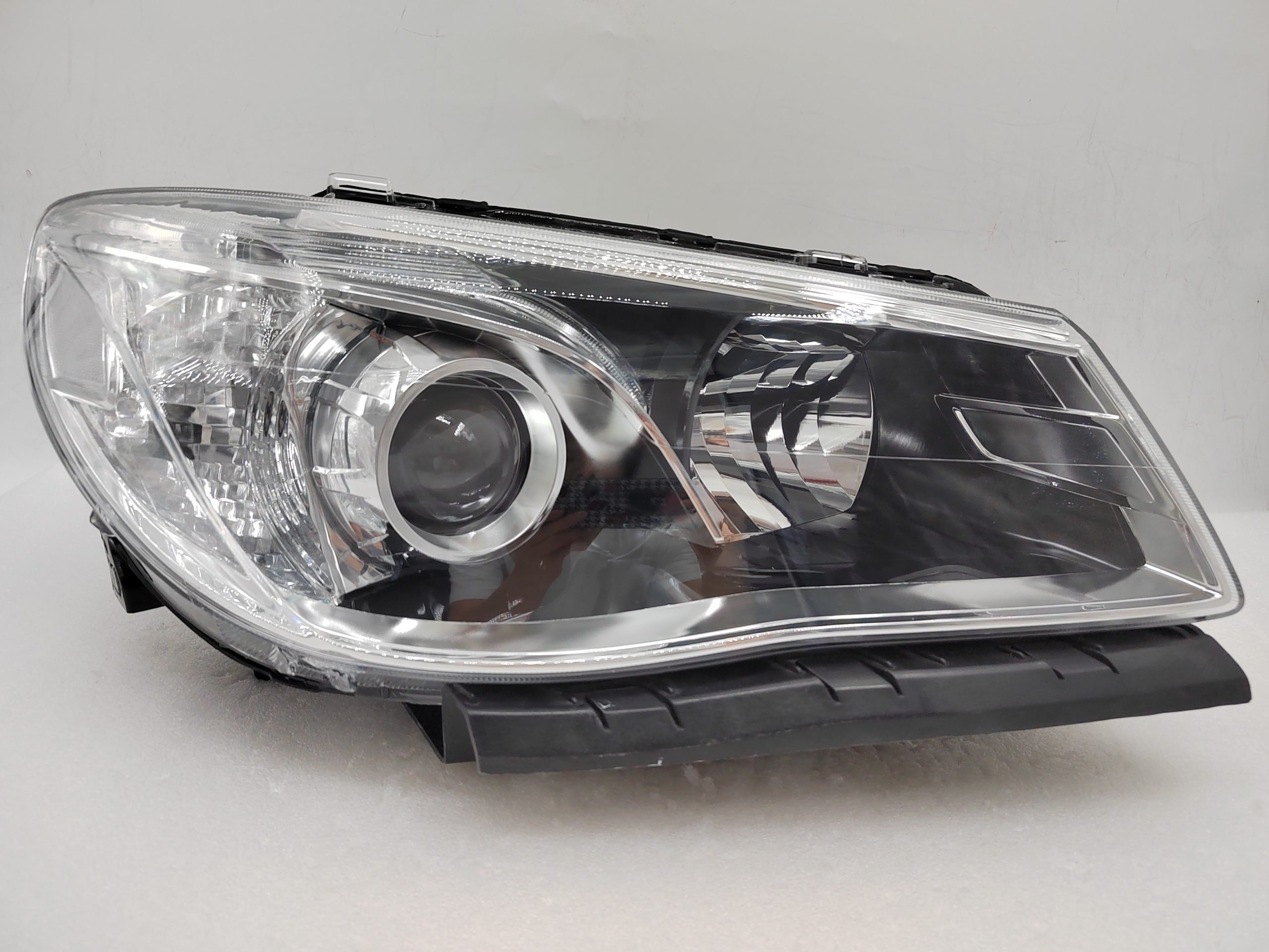 HOLDEN COMMODORE VF SV6 2013-2017 HALOGEN R.H.S HEADLIGHT ASSEMBLY