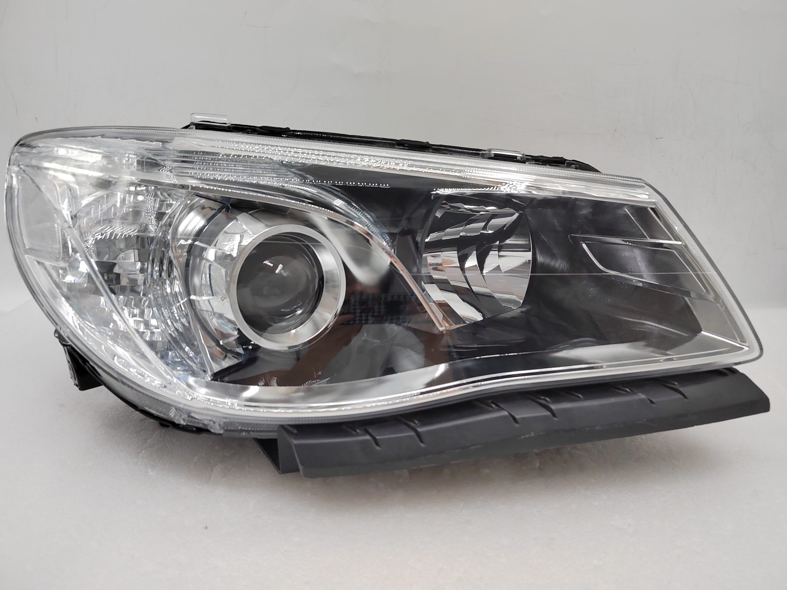 HOLDEN COMMODORE VF SV6 2013-2017 HALOGEN R.H.S HEADLIGHT ASSEMBLY