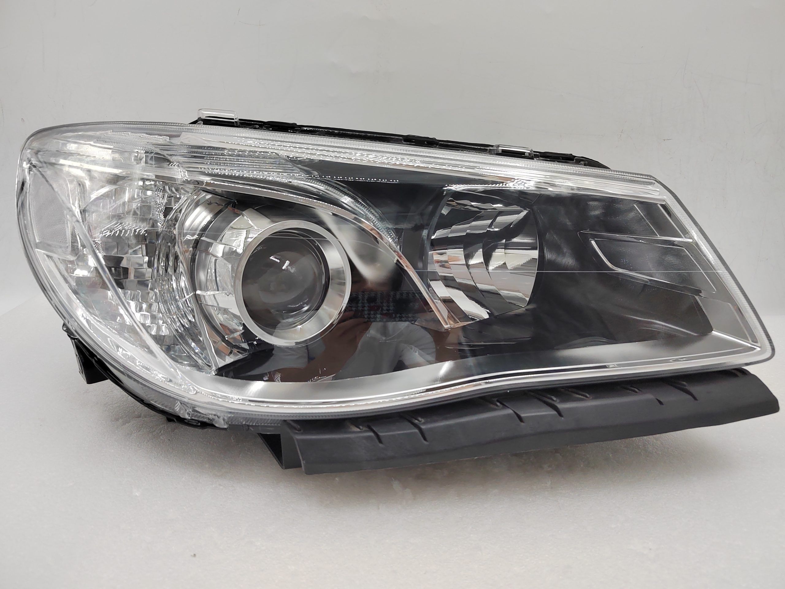 HOLDEN COMMODORE VF SV6 2013-2017 HALOGEN R.H.S HEADLIGHT ASSEMBLY