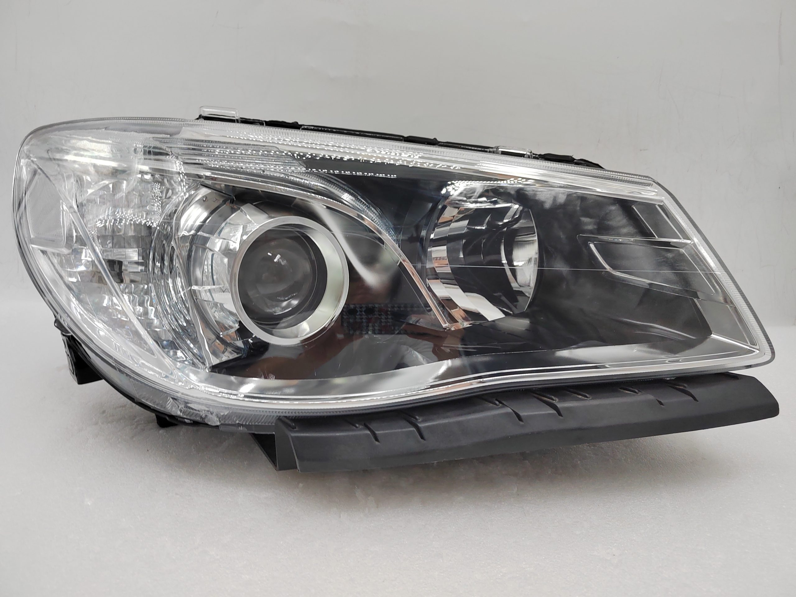 HOLDEN COMMODORE VF SV6 2013-2017 HALOGEN R.H.S HEADLIGHT ASSEMBLY