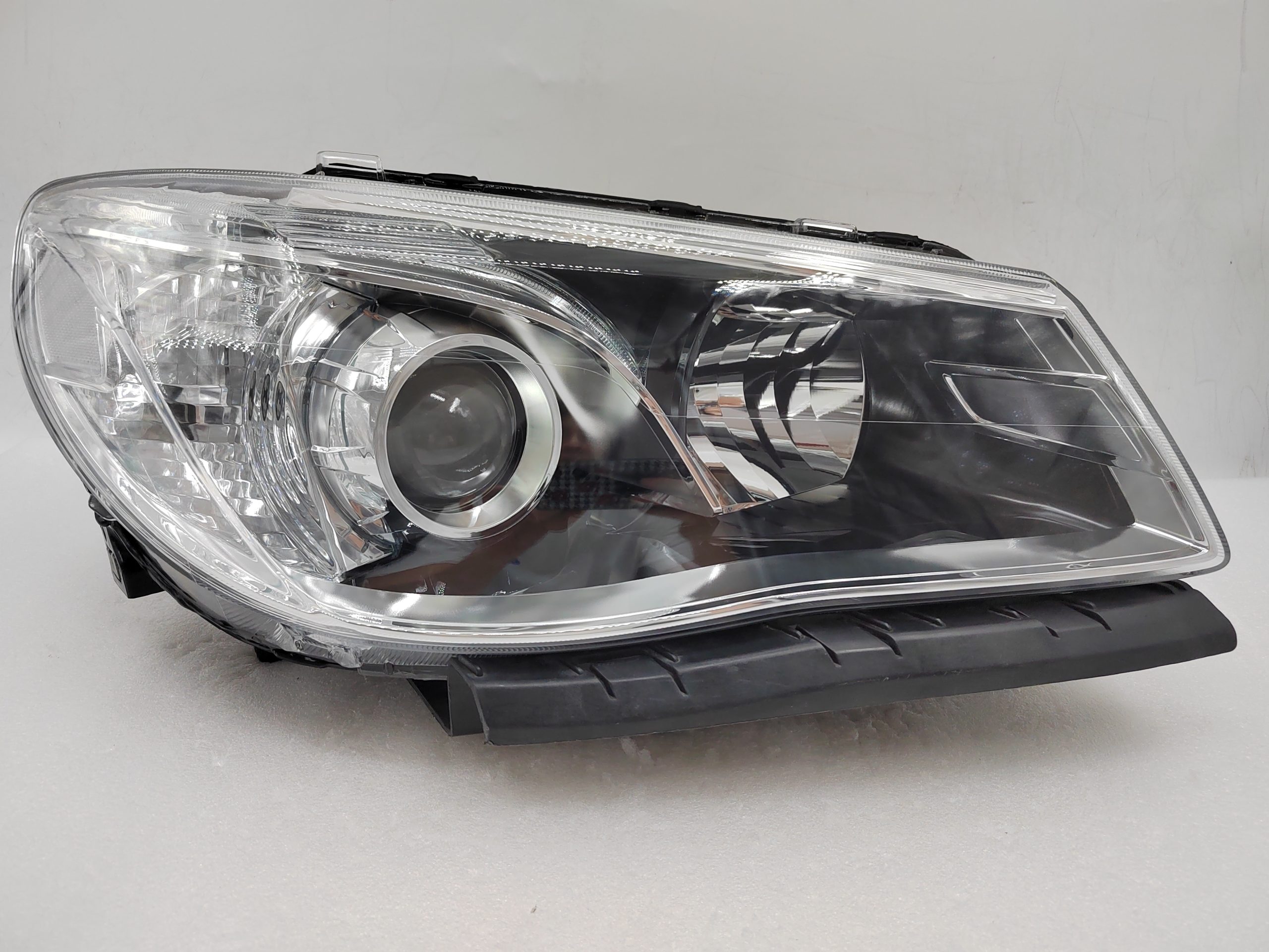 HOLDEN COMMODORE VF SV6 2013-2017 HALOGEN R.H.S HEADLIGHT ASSEMBLY