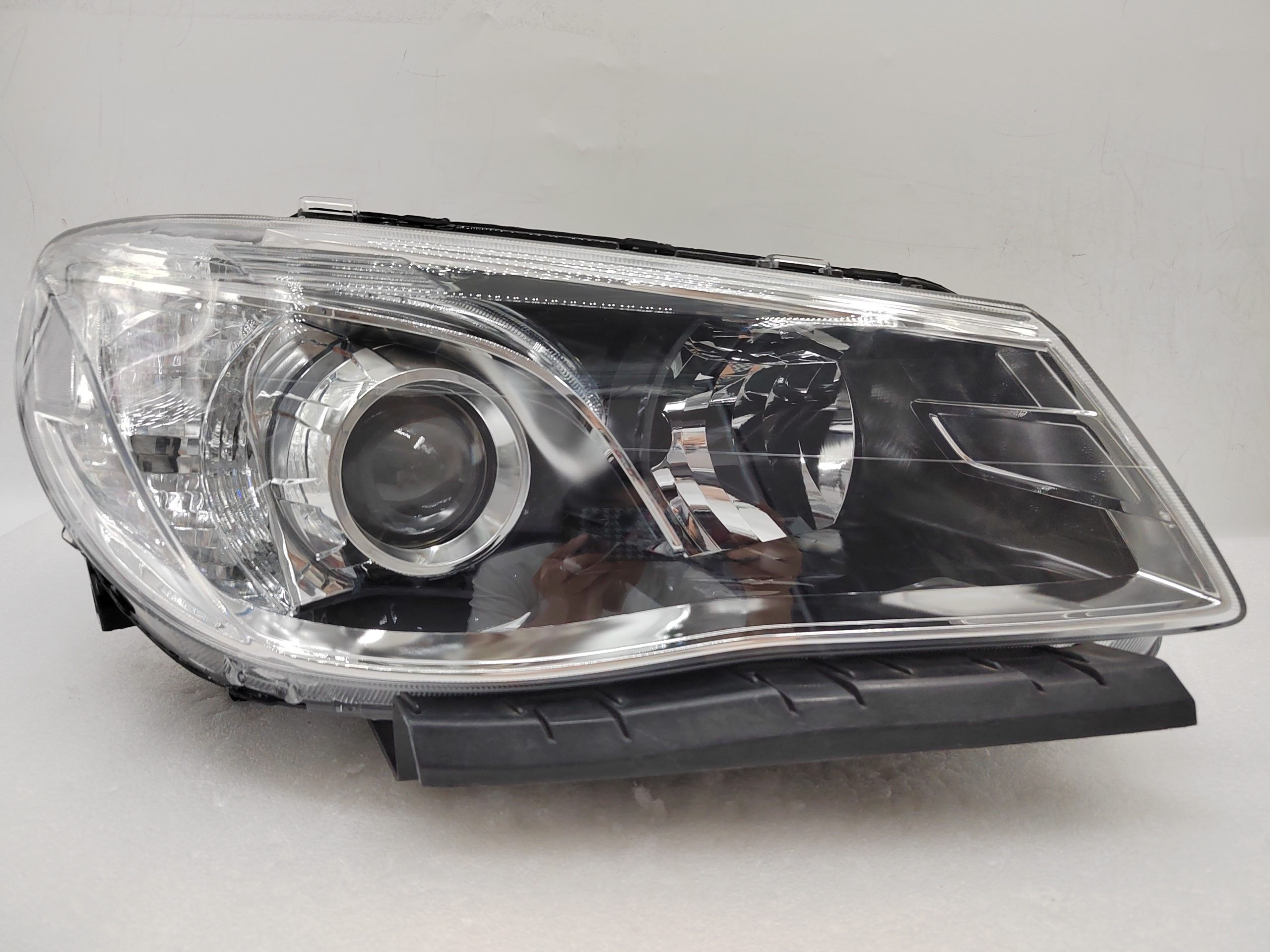 HOLDEN COMMODORE VF SV6 2013-2017 HALOGEN R.H.S HEADLIGHT ASSEMBLY