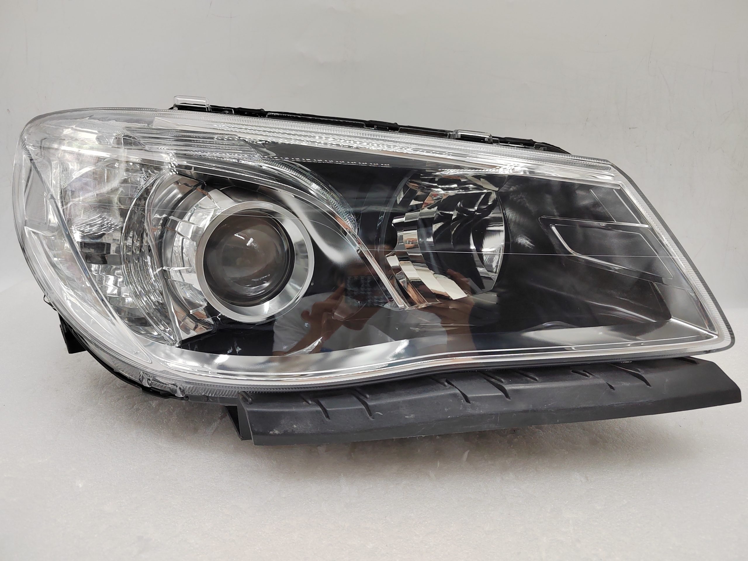 HOLDEN COMMODORE VF SV6 2013-2017 HALOGEN R.H.S HEADLIGHT ASSEMBLY