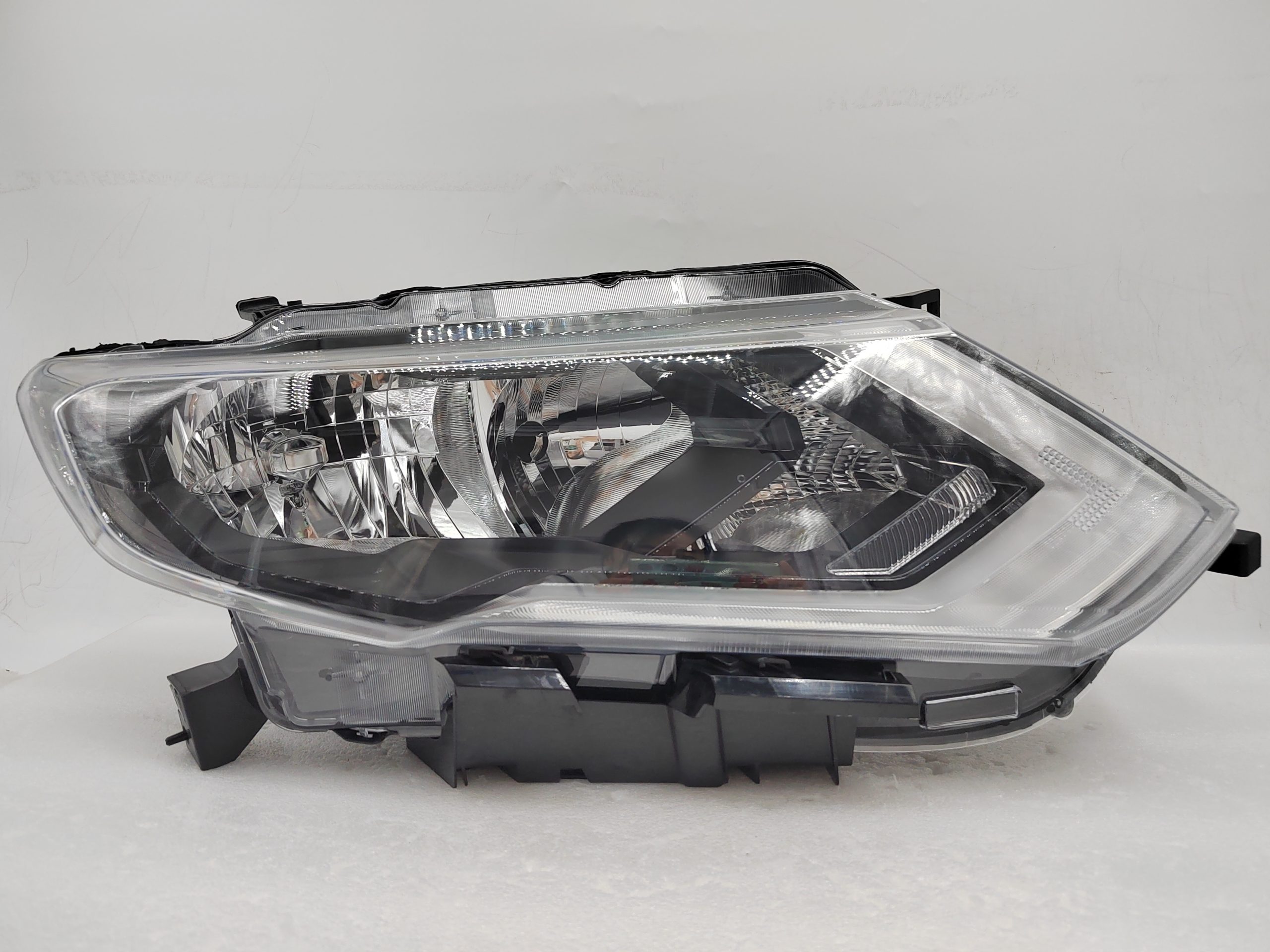 NISSAN X-TRAIL T32 2017-2019 HALOGEN R.H.S HEADLIGHT ASSEMBLY