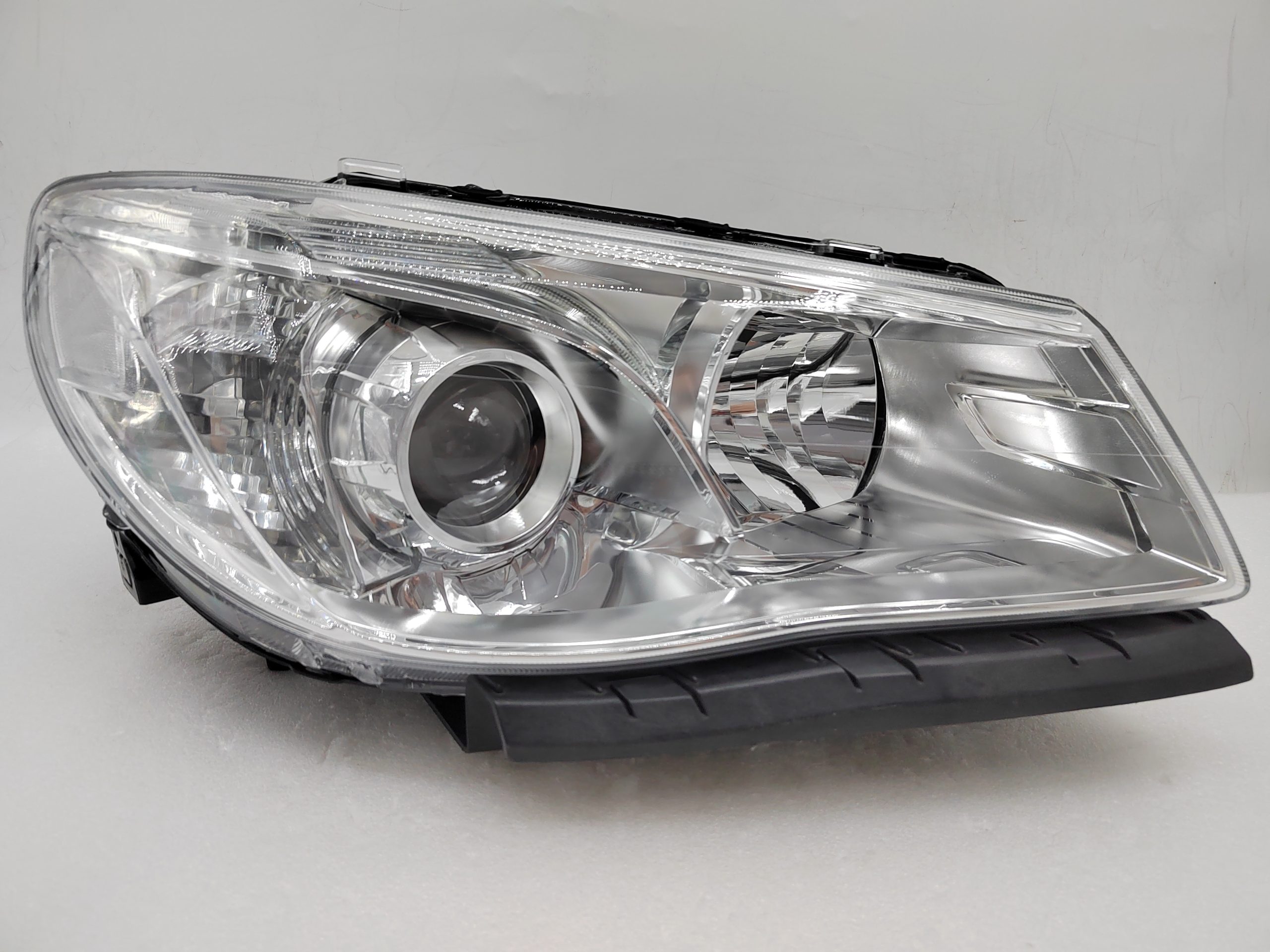HOLDEN COMMODORE VF SV6 2013-2017 HALOGEN R.H.S HEADLIGHT ASSEMBLY