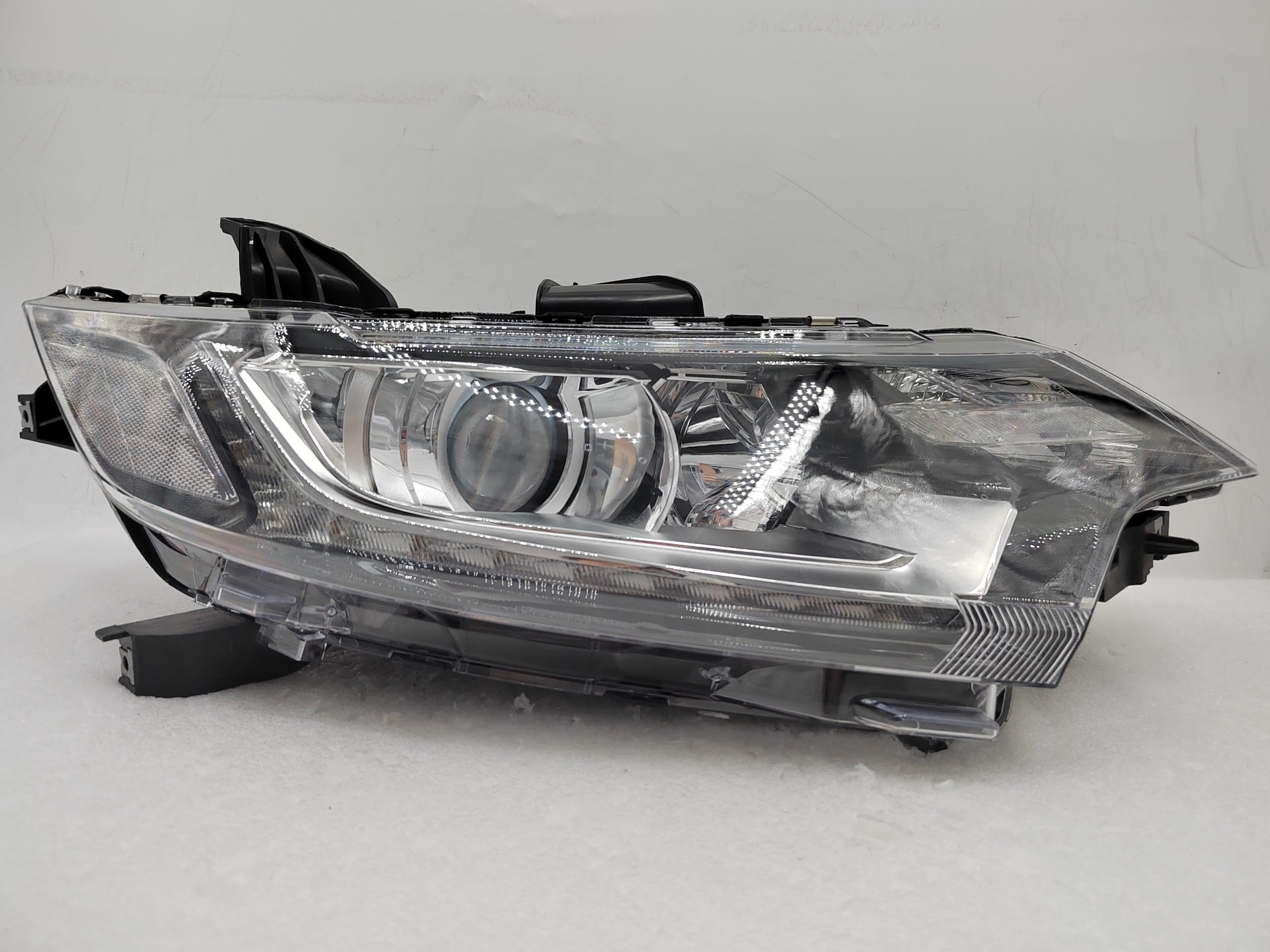 MITSUBISHI OUTLANDER 2016-2020 HALOGEN R.H.S HEADLIGHT ASSEMBLY