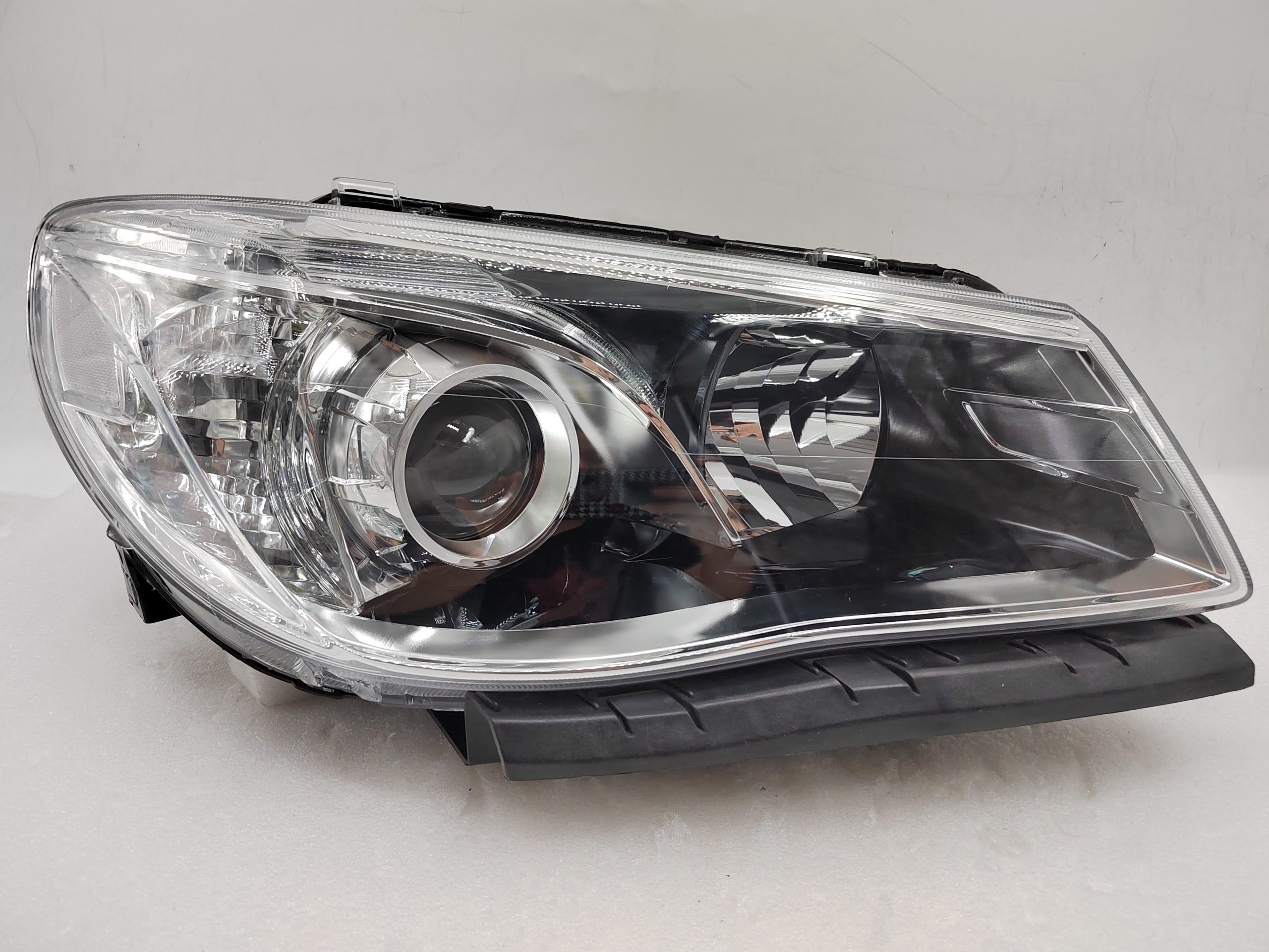 HOLDEN COMMODORE VF SV6 2013-2017 HALOGEN R.H.S HEADLIGHT ASSEMBLY
