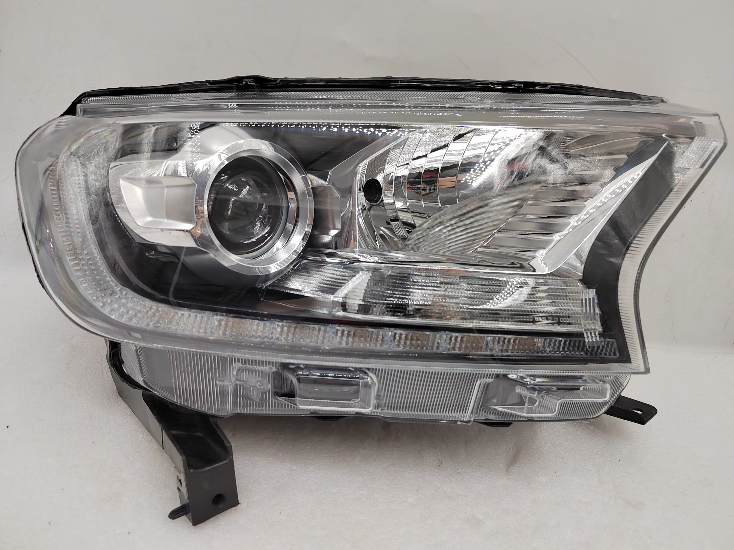 FORD EVEREST RANGER 2015-2019 XENON R.H.S HEADLIGHT ASSEMBLY