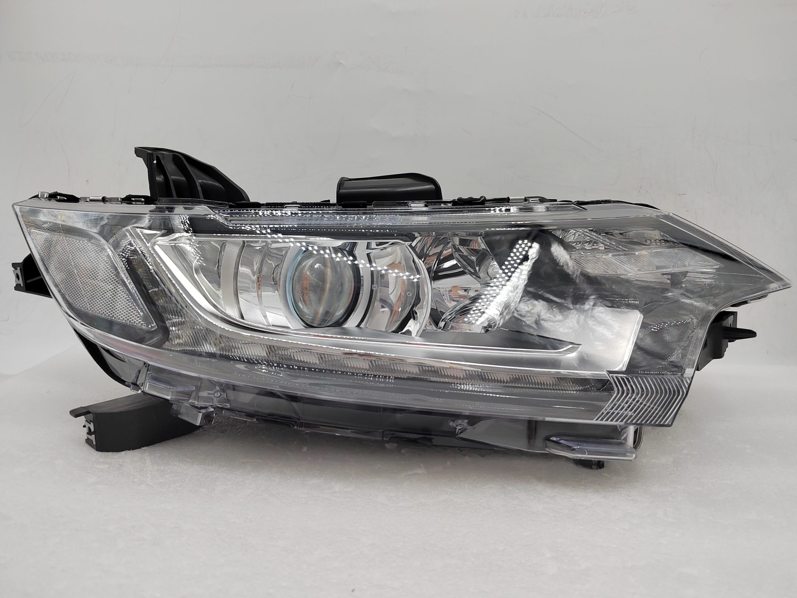 MITSUBISHI OUTLANDER 2016-2020 HALOGEN R.H.S HEADLIGHT ASSEMBLY