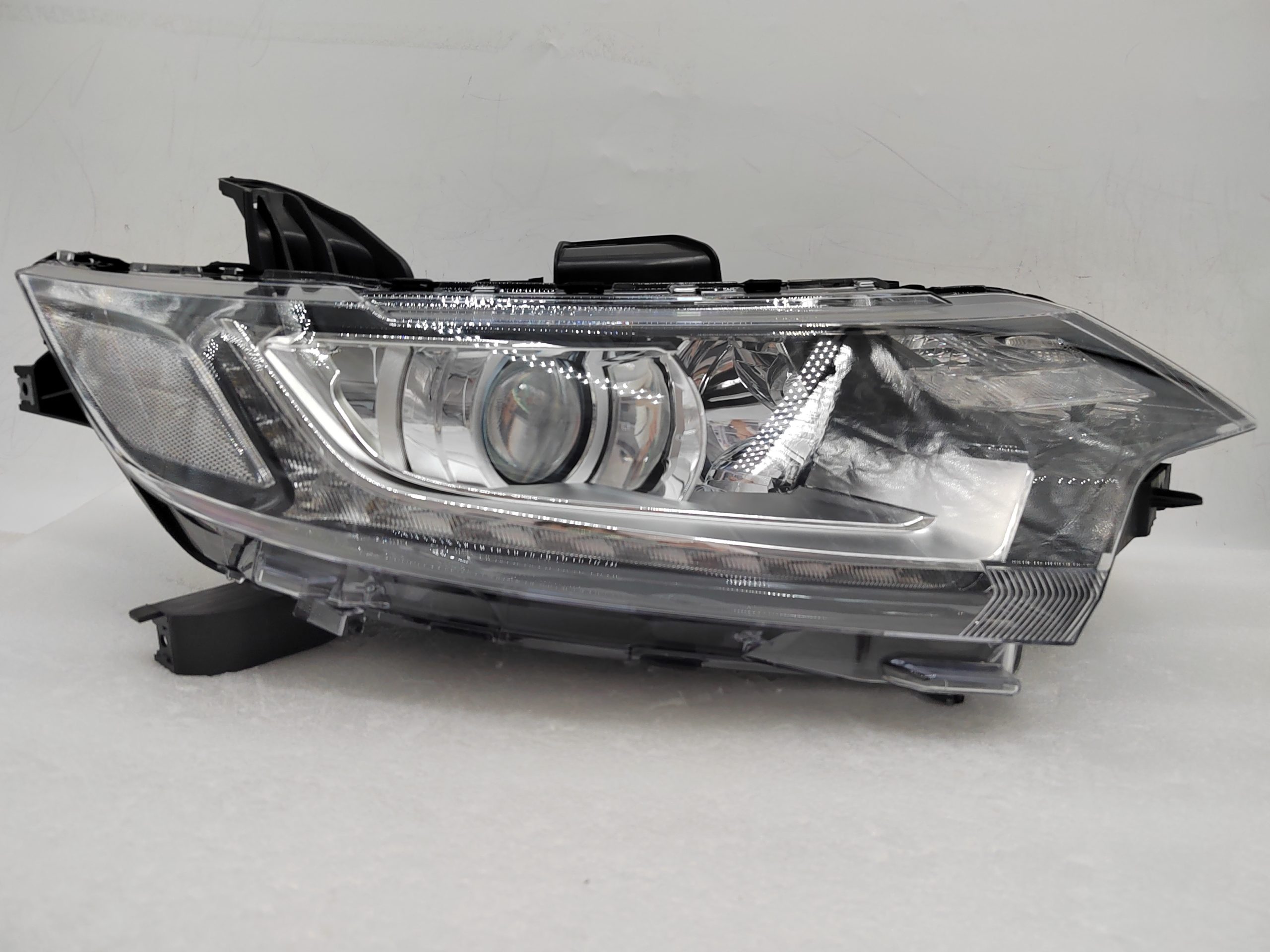 MITSUBISHI OUTLANDER 2016-2020 HALOGEN R.H.S HEADLIGHT ASSEMBLY