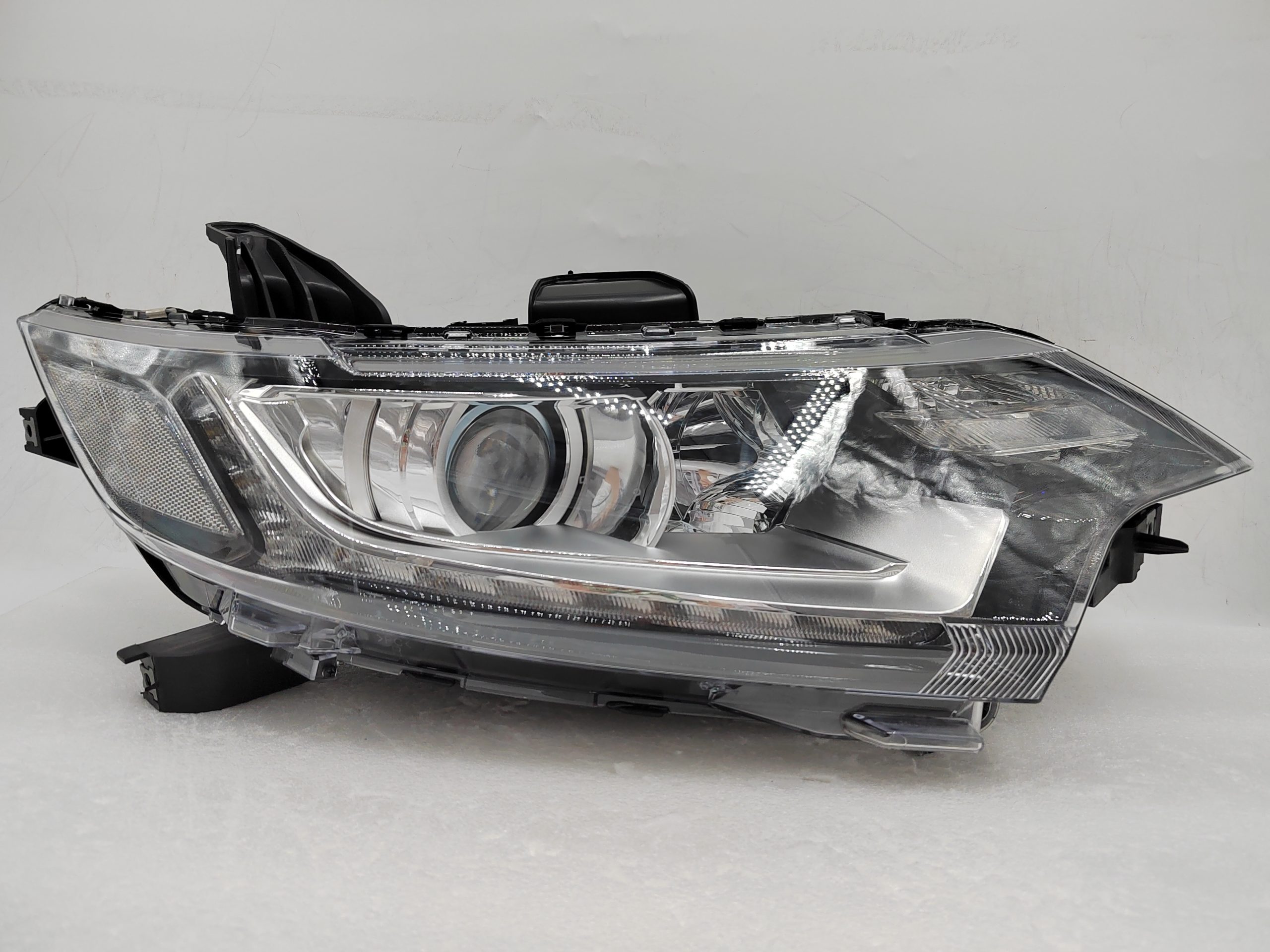 MITSUBISHI OUTLANDER 2016-2020 HALOGEN R.H.S HEADLIGHT ASSEMBLY