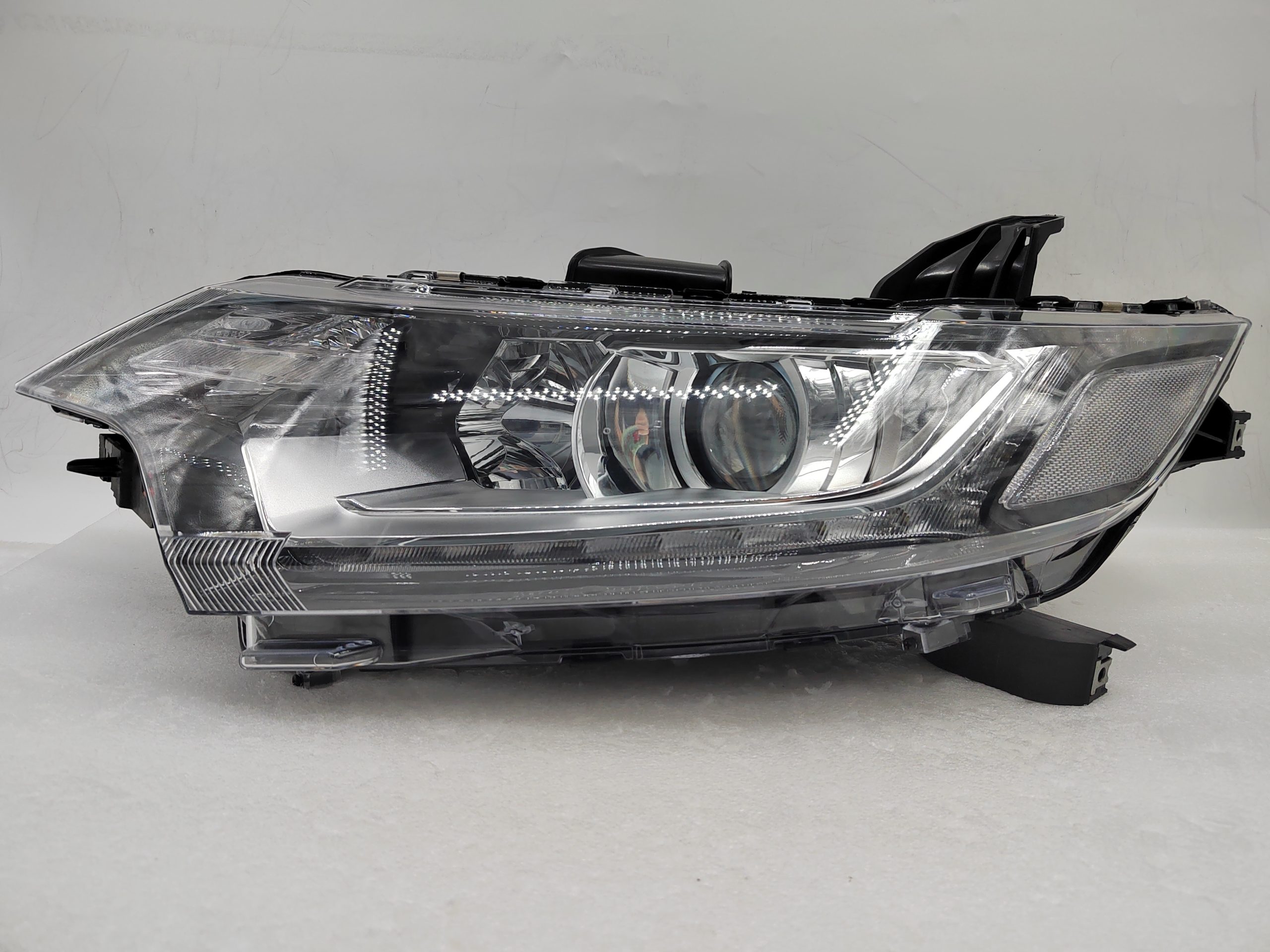 MITSUBISHI OUTLANDER 2016-2020 HALOGEN L.H.S HEADLIGHT ASSEMBLY