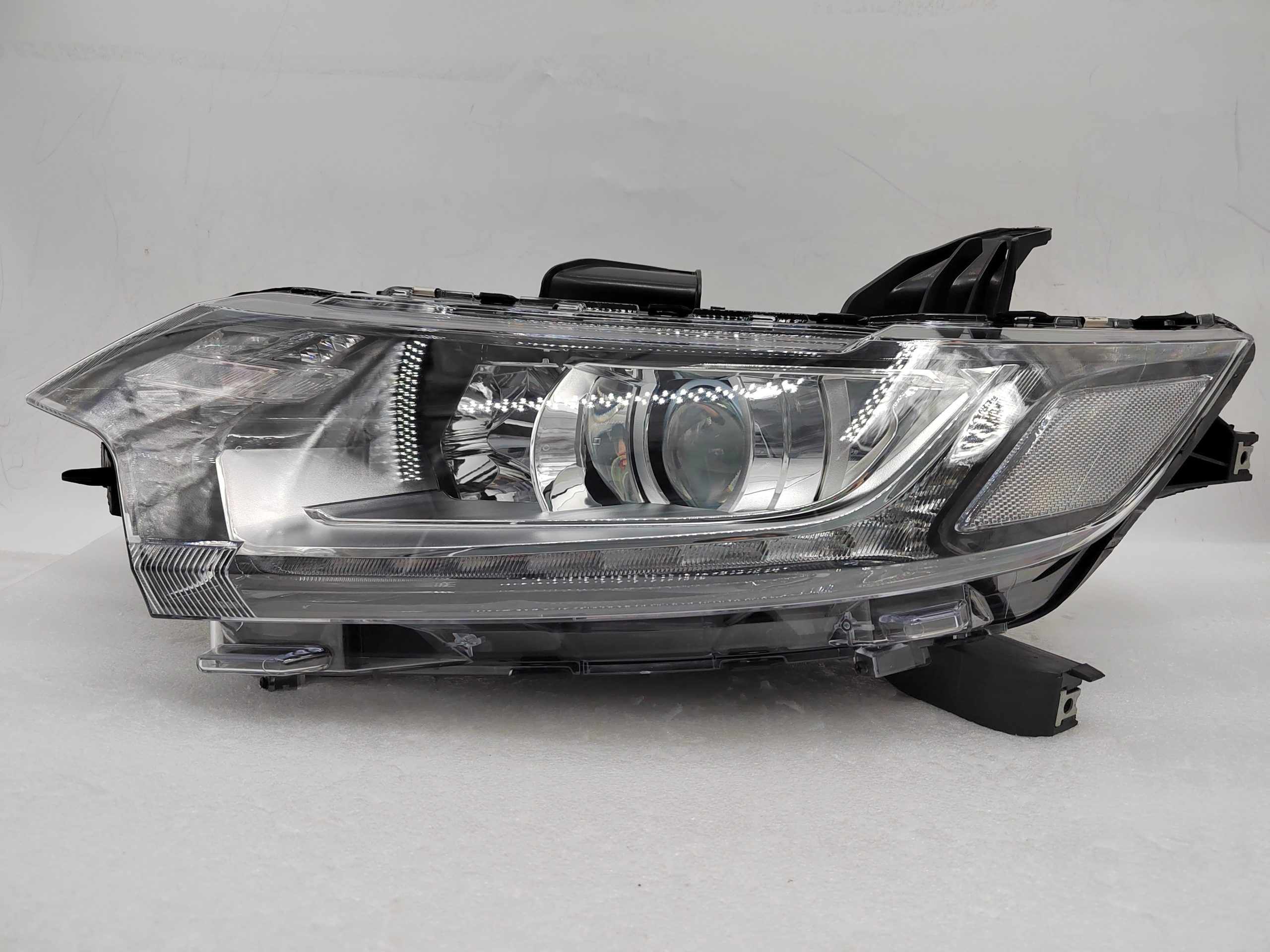 MITSUBISHI OUTLANDER 2016-2020 HALOGEN L.H.S HEADLIGHT ASSEMBLY