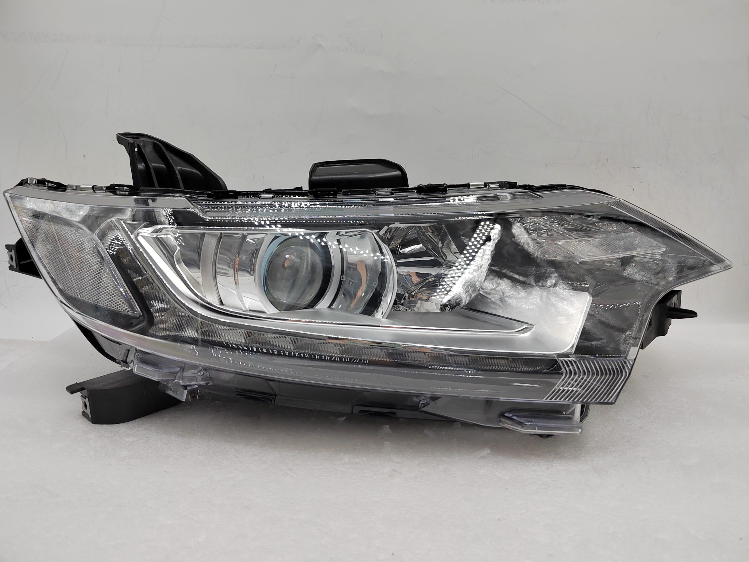 MITSUBISHI OUTLANDER 2016-2020 HALOGEN R.H.S HEADLIGHT ASSEMBLY