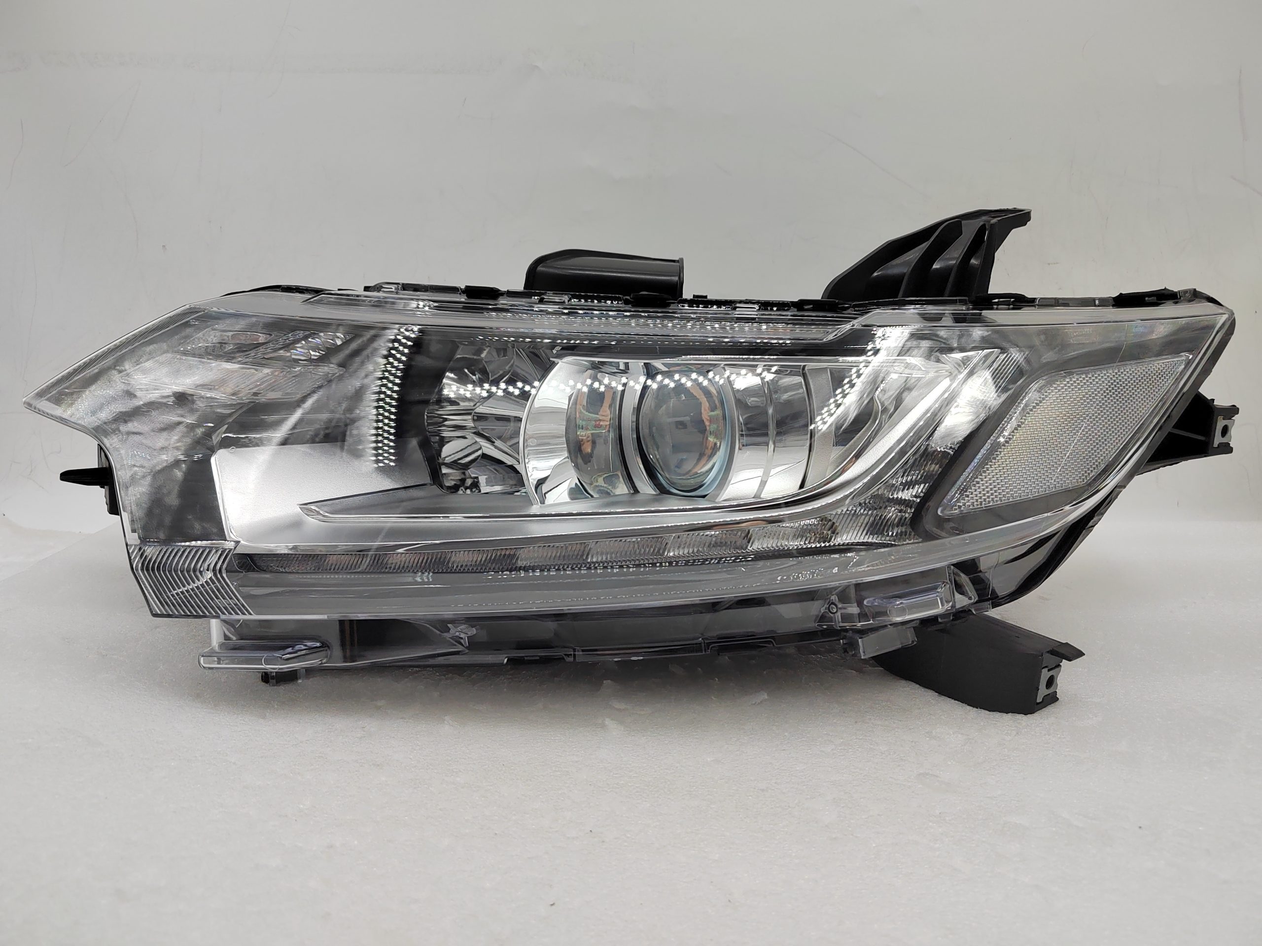 MITSUBISHI OUTLANDER 2016-2020 HALOGEN L.H.S HEADLIGHT ASSEMBLY