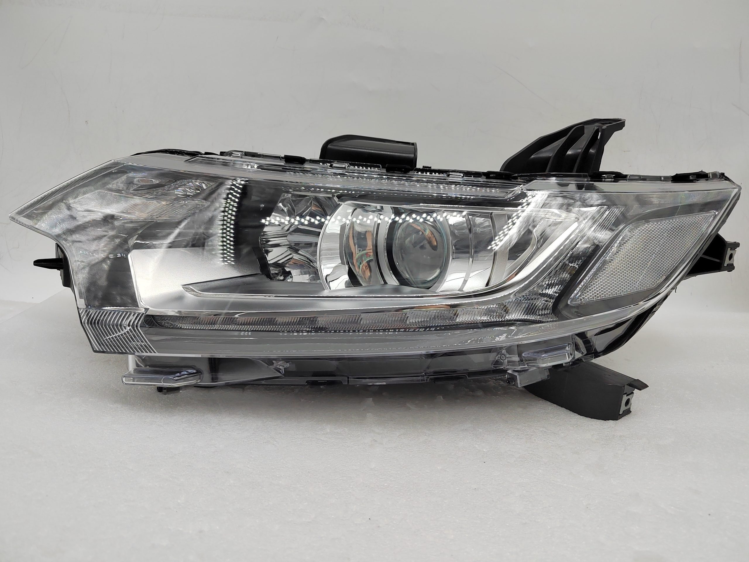 MITSUBISHI OUTLANDER 2016-2020 HALOGEN L.H.S HEADLIGHT ASSEMBLY