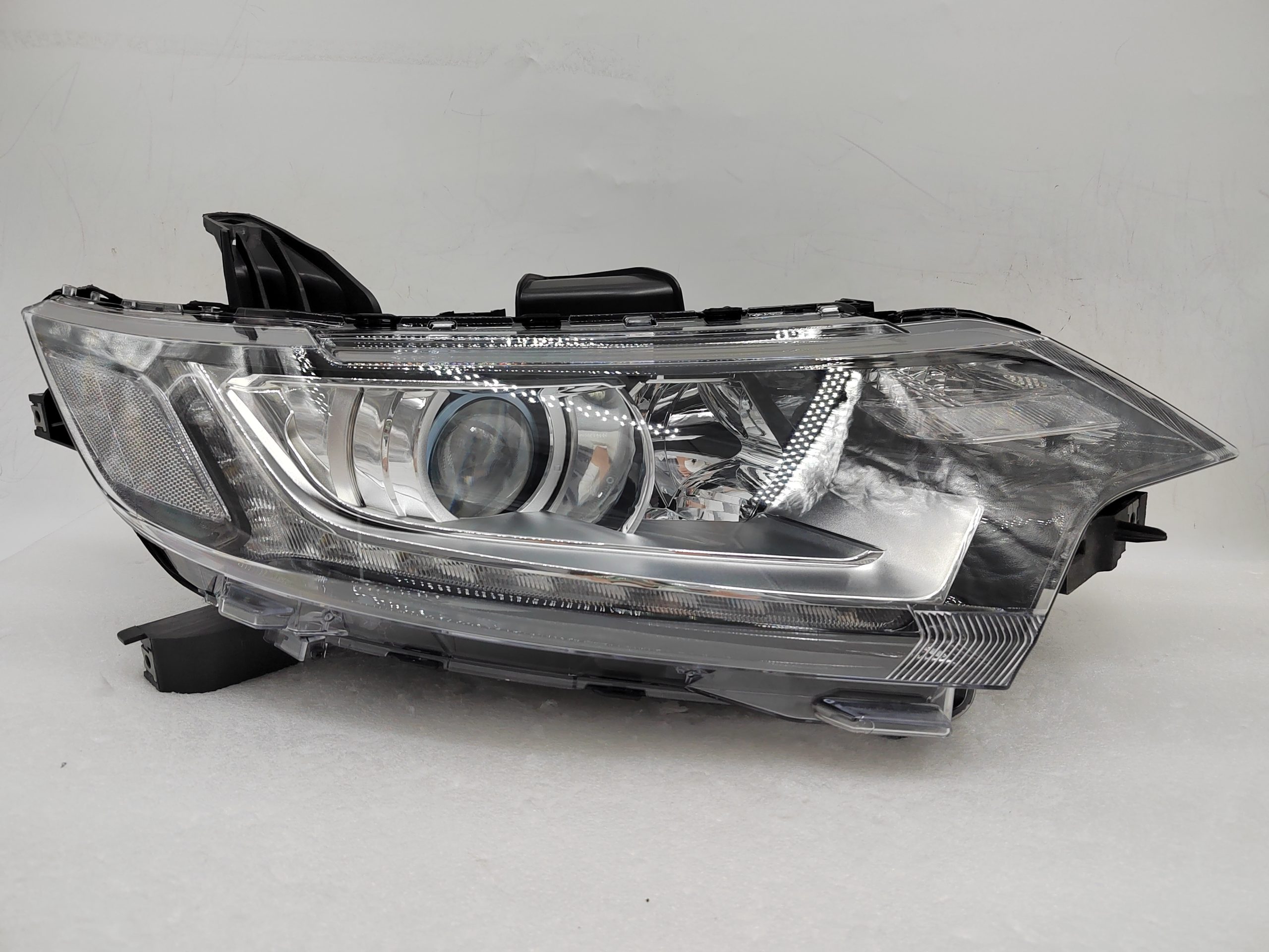 MITSUBISHI OUTLANDER 2016-2020 HALOGEN R.H.S HEADLIGHT ASSEMBLY