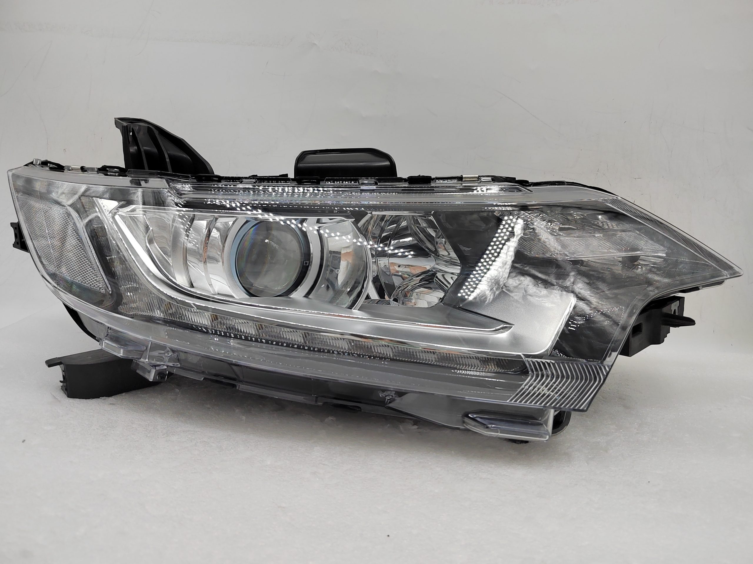 MITSUBISHI OUTLANDER 2016-2020 HALOGEN R.H.S HEADLIGHT ASSEMBLY