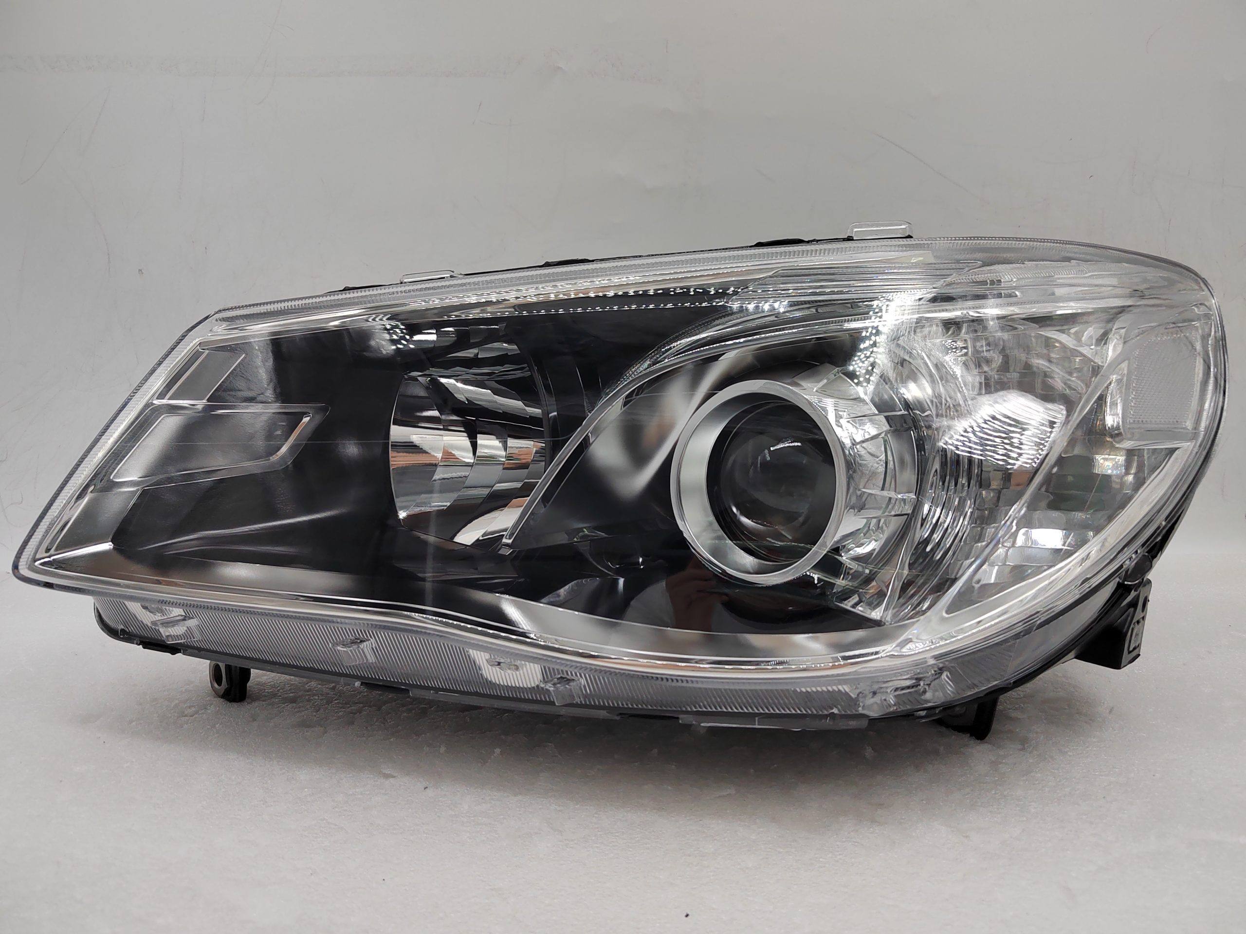 HOLDEN COMMODORE VF SV6 2013-2017 HALOGEN L.H.S HEADLIGHT ASSEMBLY