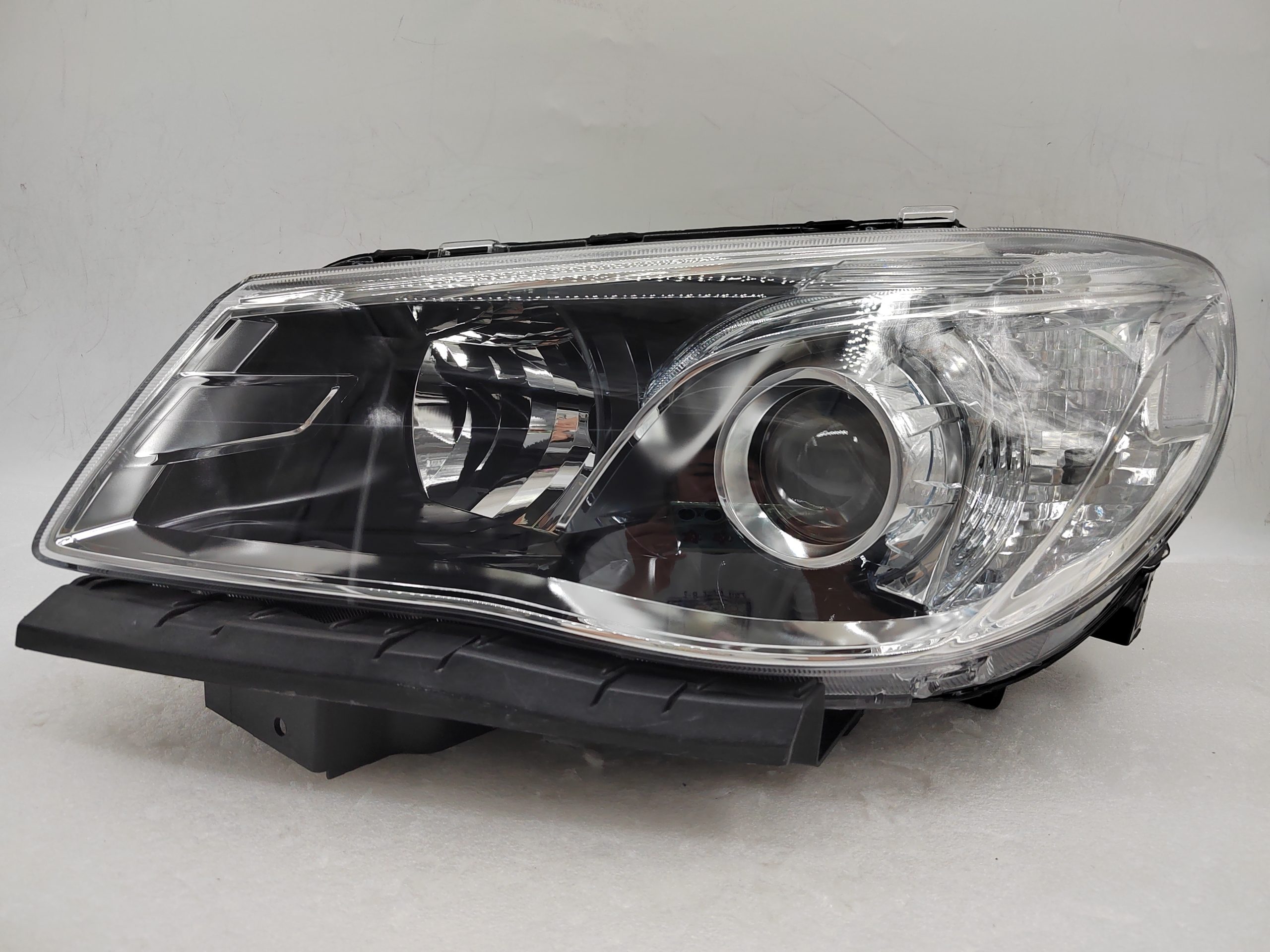 HOLDEN COMMODORE VF SV6 2013-2017 HALOGEN L.H.S HEADLIGHT ASSEMBLY