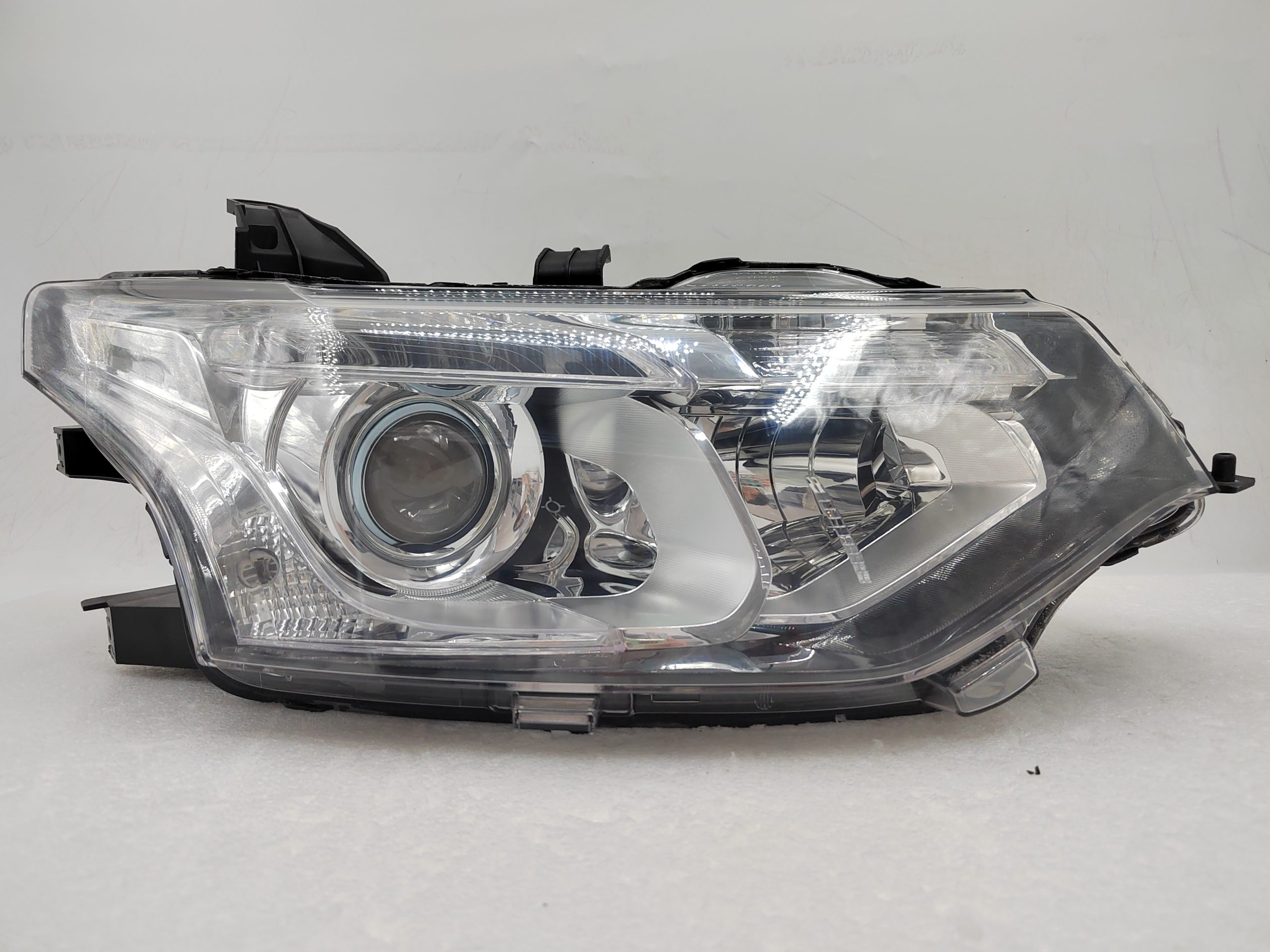 MITSUBISHI OUTLANDER 2013-2015 XENON R.H.S HEADLIGHT ASSEMBLY