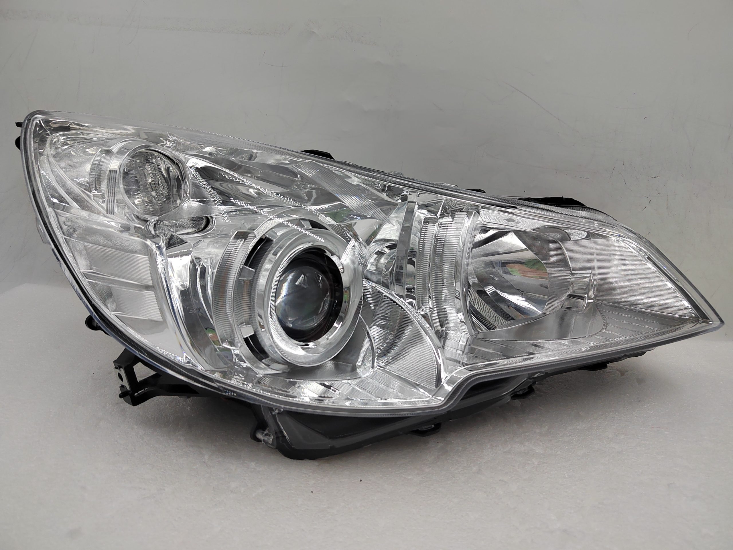 SUBARU OUTBACK 2010-2012 XENON R.H.S HEADLIGHT ASSEMBLY