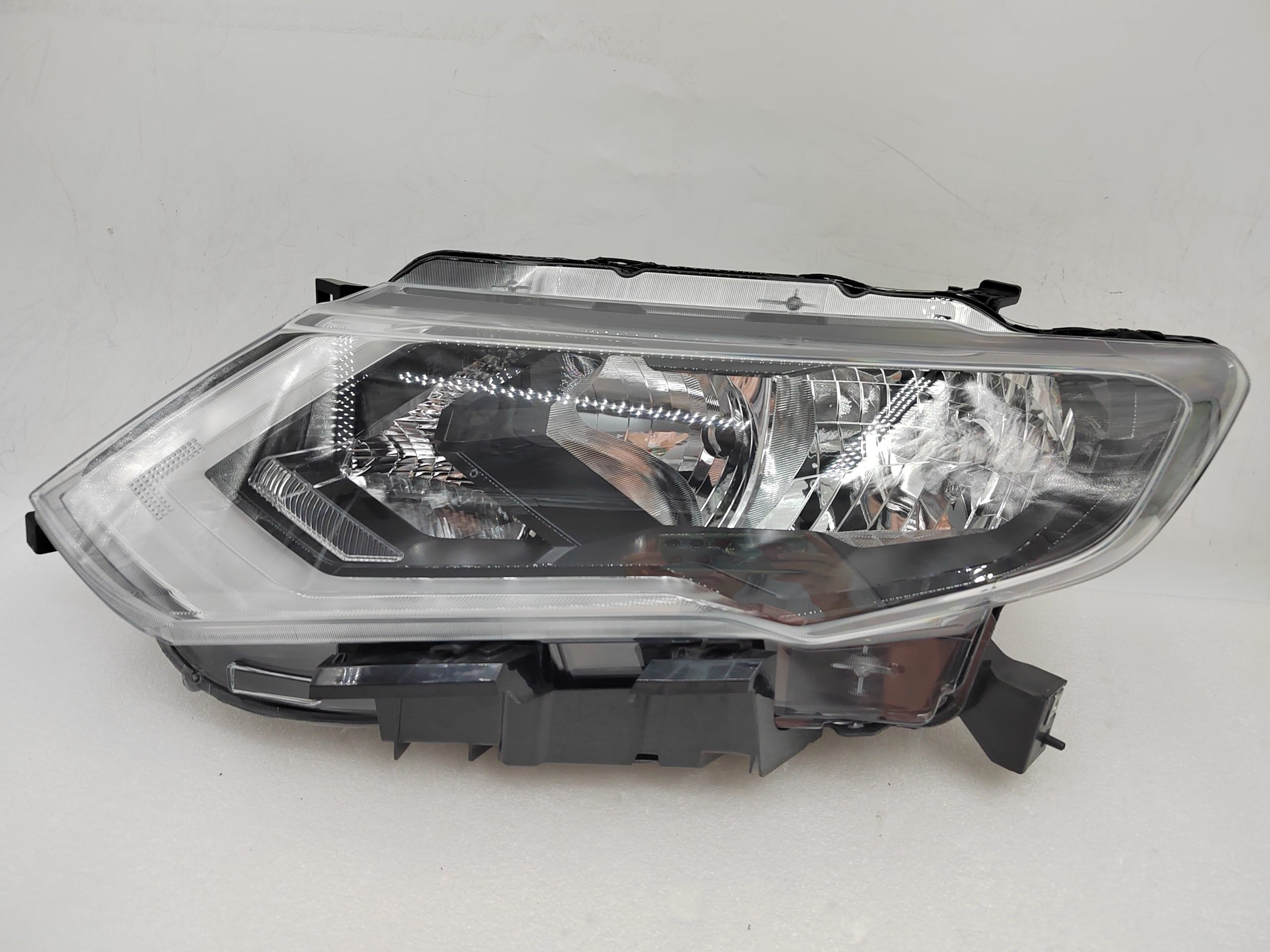 NISSAN X-TRAIL T32 2017-2019 HALOGEN L.H.S HEADLIGHT ASSEMBLY