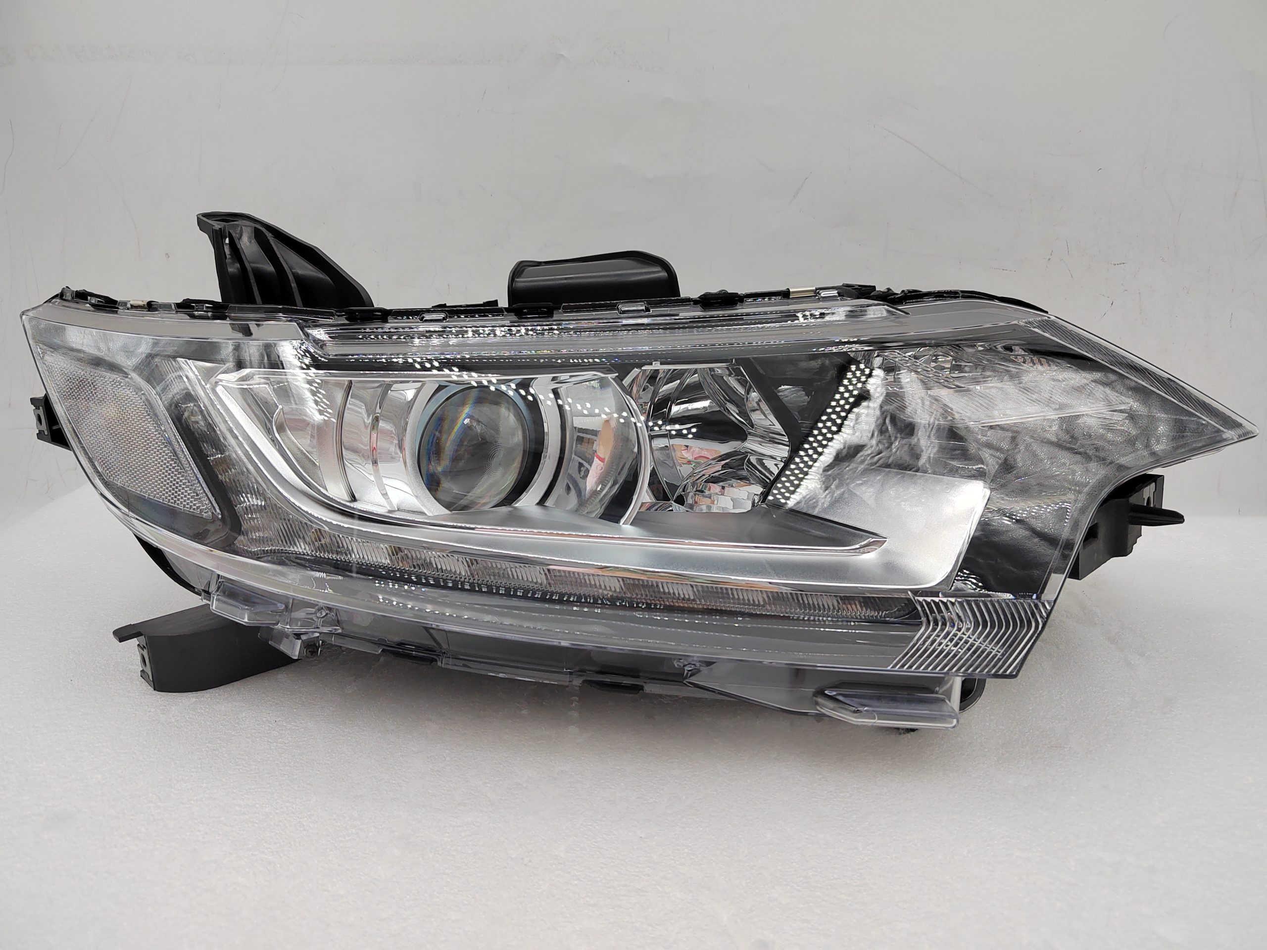 MITSUBISHI OUTLANDER 2016-2020 HALOGEN R.H.S HEADLIGHT ASSEMBLY