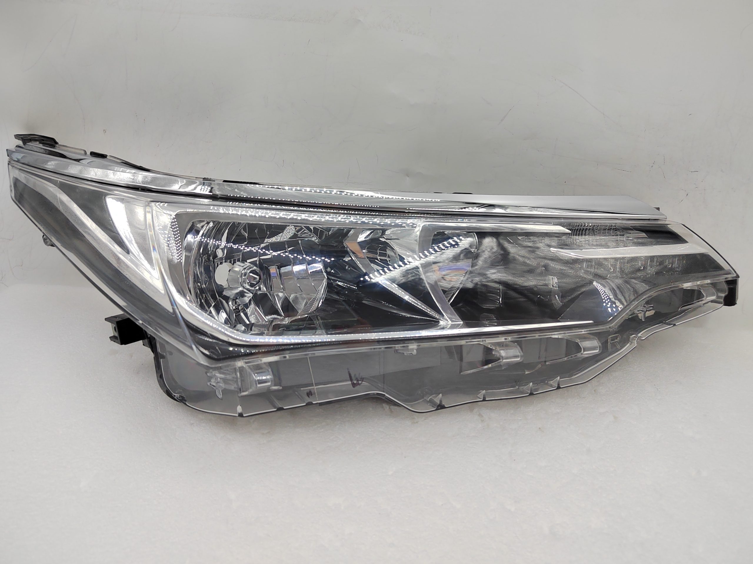 TOYOTA COROLLA 2017-2018 HALOGEN R.H.S HEADLIGHT ASSEMBLY