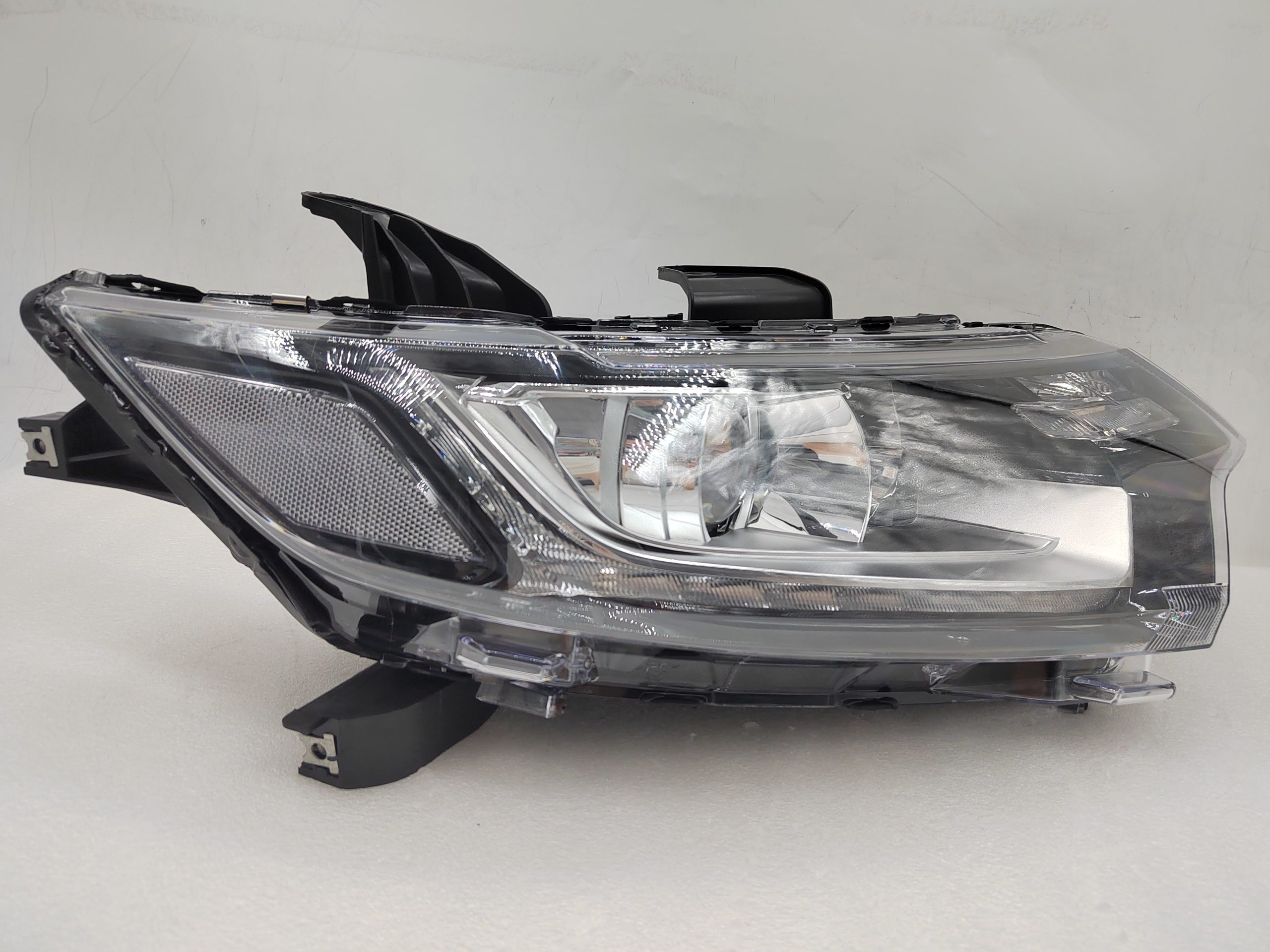 MITSUBISHI OUTLANDER 2016-2020 HALOGEN R.H.S HEADLIGHT ASSEMBLY