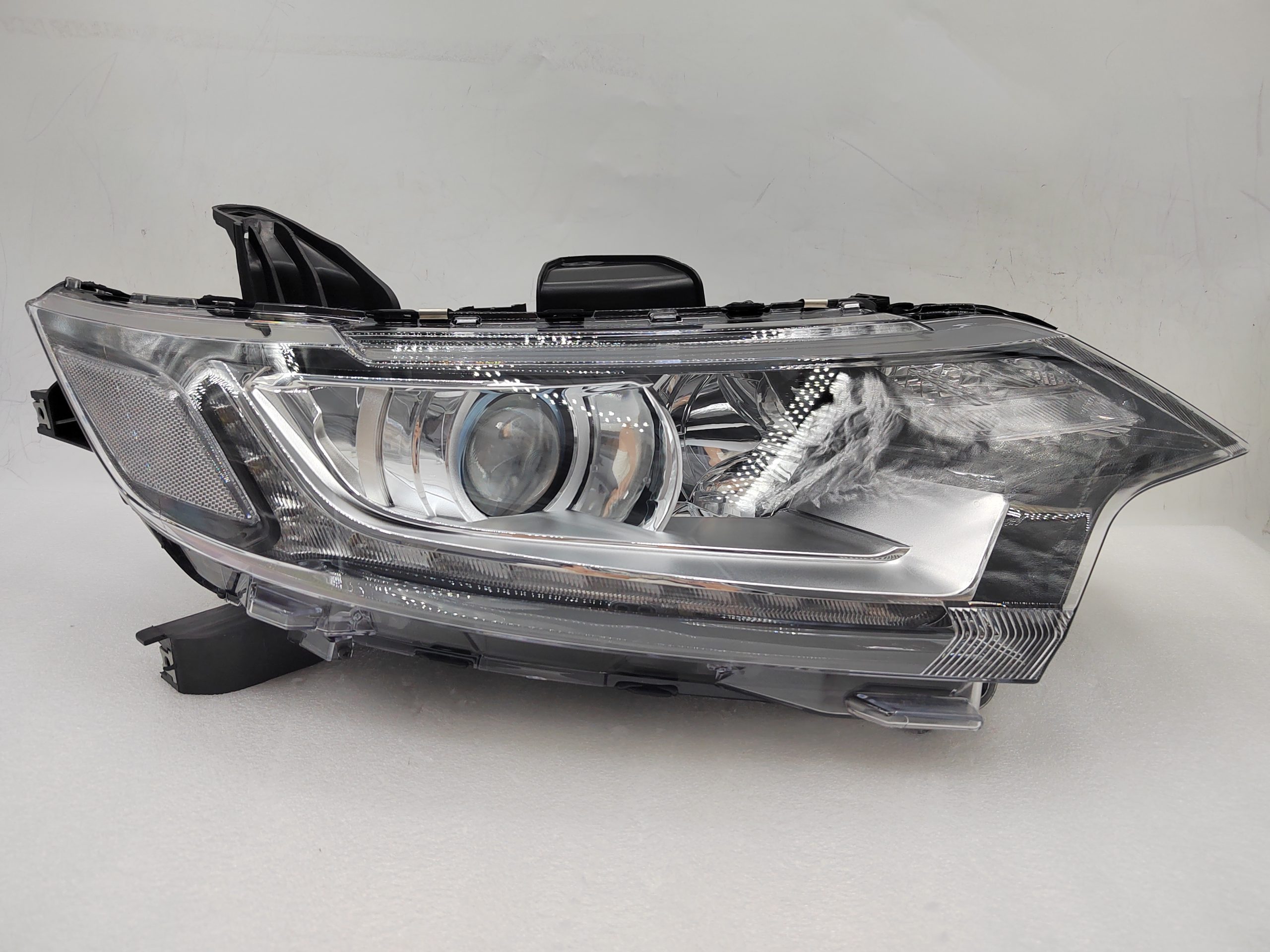 MITSUBISHI OUTLANDER 2016-2020 HALOGEN R.H.S HEADLIGHT ASSEMBLY
