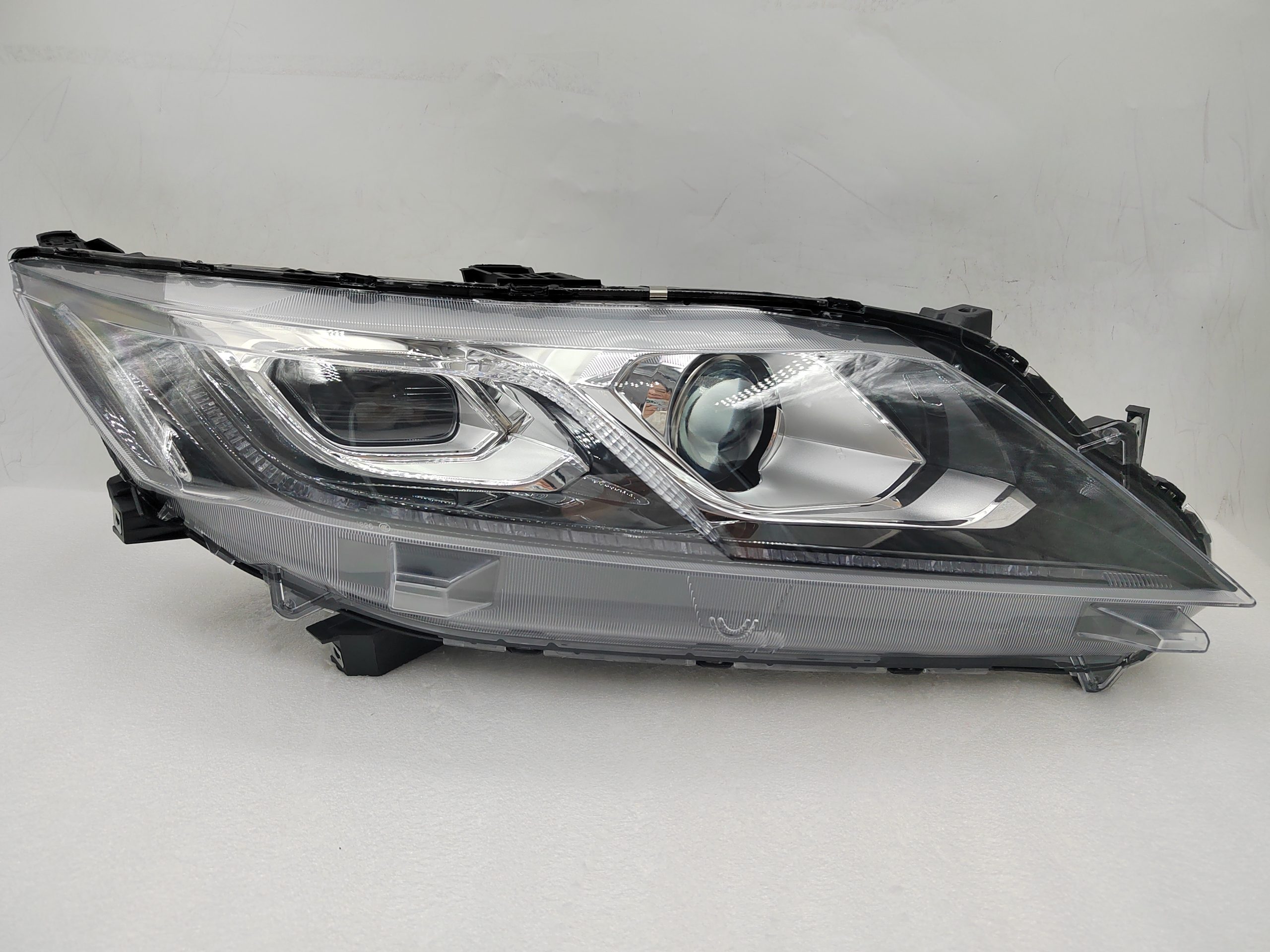 MITSUBISHI ECLIPSE CROSS 2017-2020 HALOGEN R.H.S HEADLIGHT ASSEMBLY