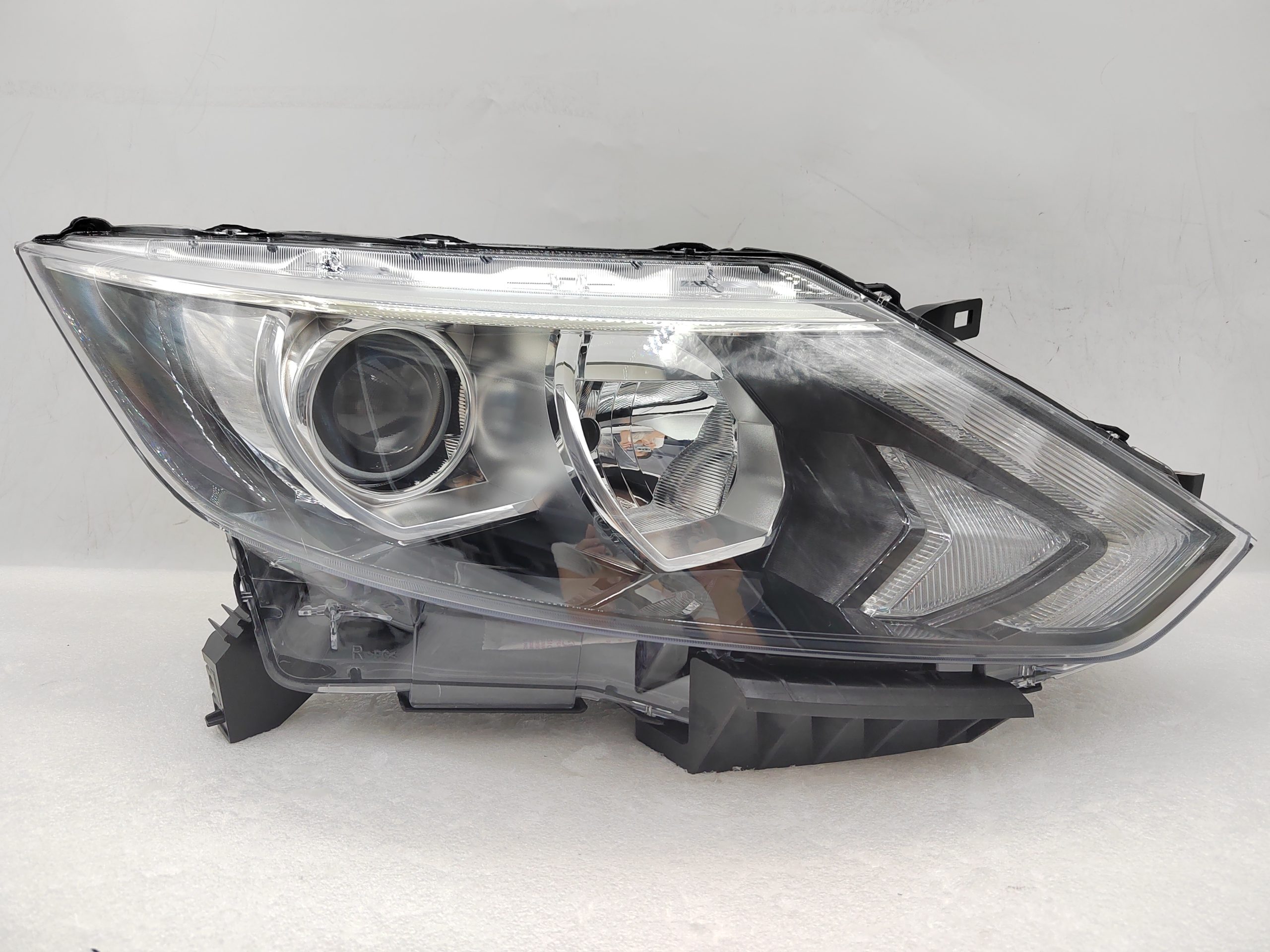 NISSAN QASHQAI J11 2014-2016 HALOGEN R.H.S HEADLIGHT ASSEMBLY