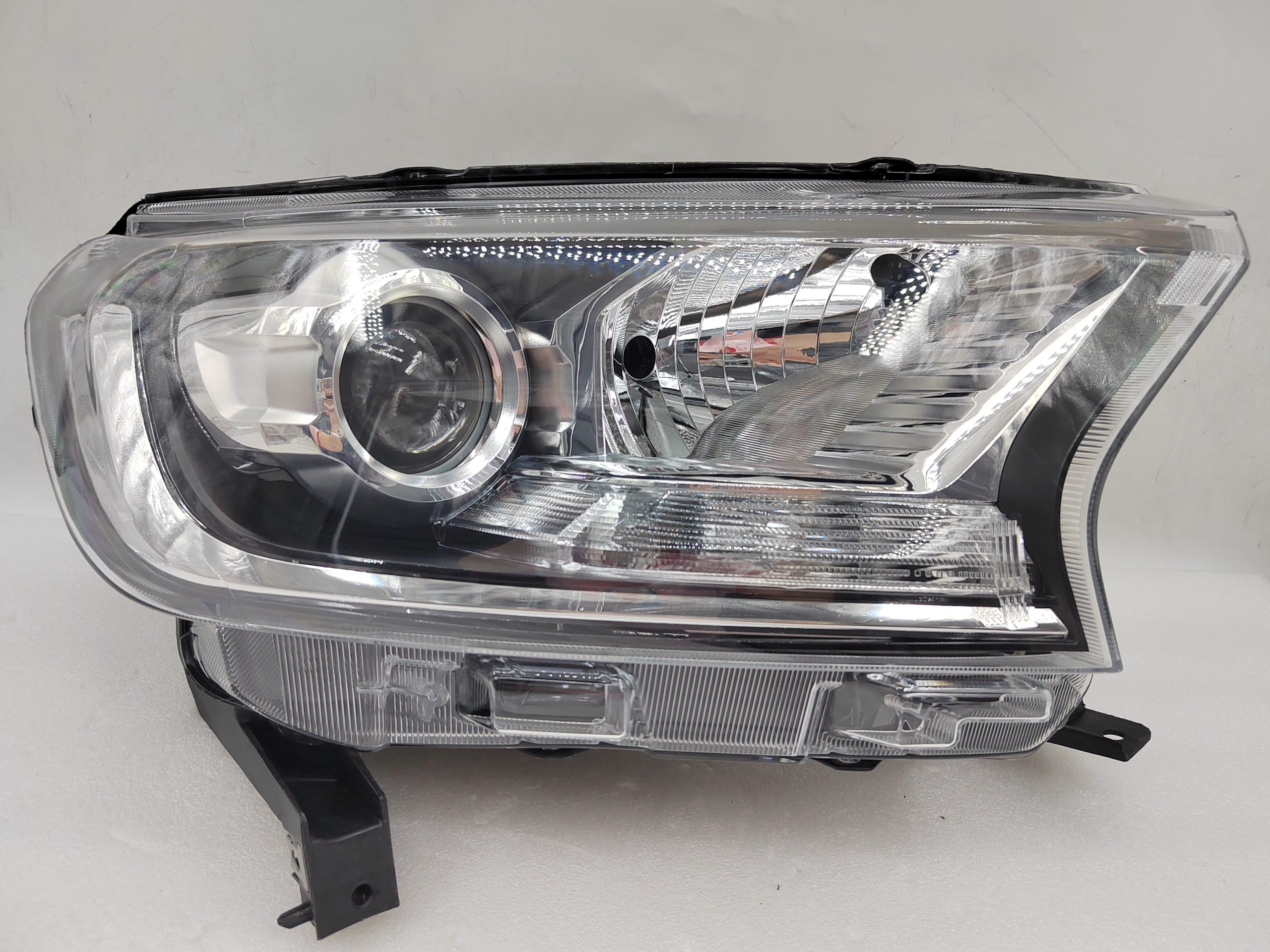 FORD EVEREST RANGER 2015-2019 HALOGEN R.H.S HEADLIGHT ASSEMBLY