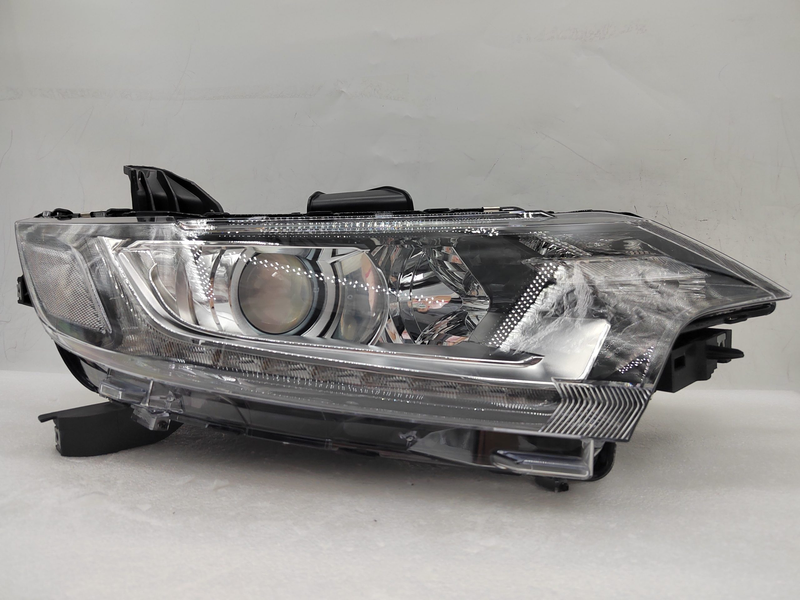 MITSUBISHI OUTLANDER 2016-2020 HALOGEN R.H.S HEADLIGHT ASSEMBLY