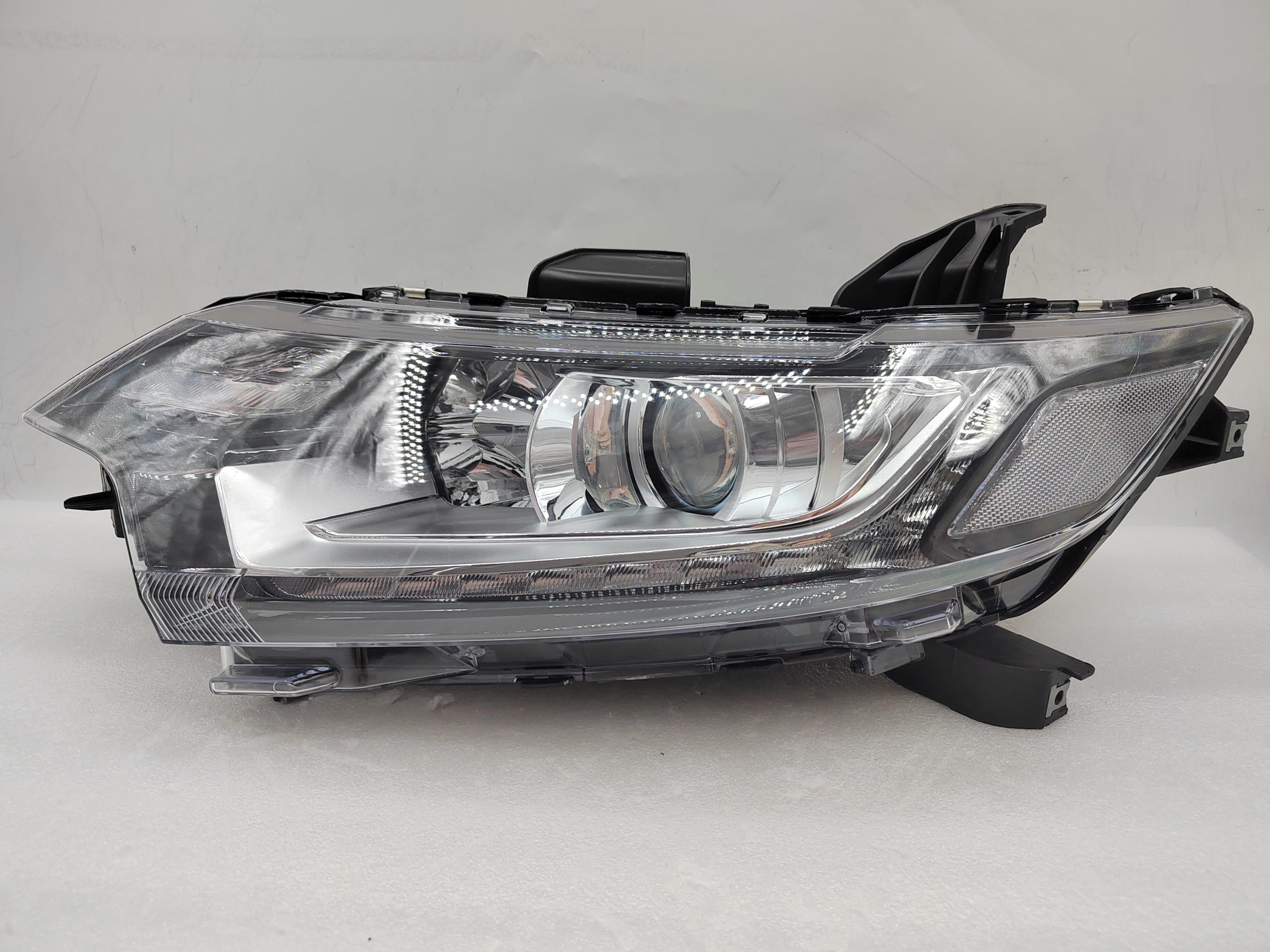 MITSUBISHI OUTLANDER 2016-2020 HALOGEN L.H.S HEADLIGHT ASSEMBLY