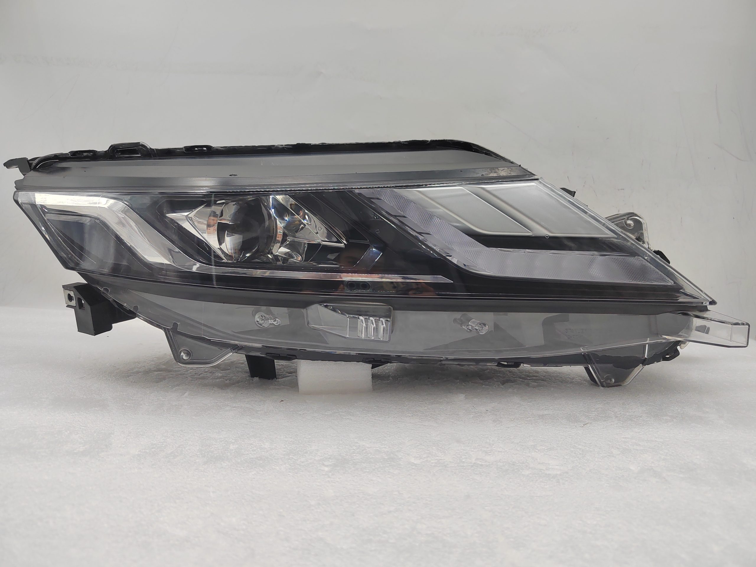MITSUBISHI TRITON L200 2019-2023 LED R.H.S HEADLIGHT ASSEMBLY