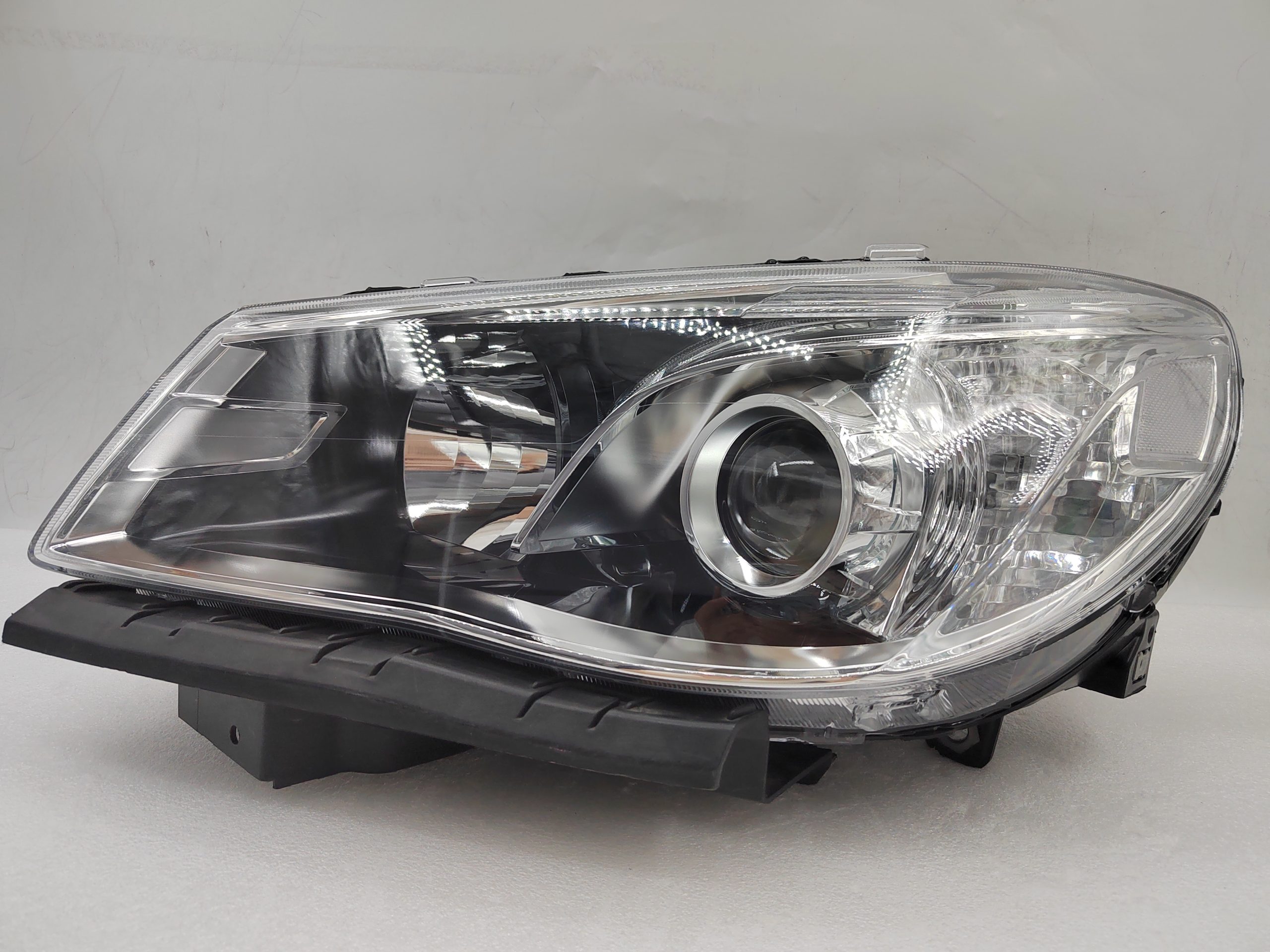 HOLDEN COMMODORE VF SV6 2013-2017 HALOGEN L.H.S HEADLIGHT ASSEMBLY