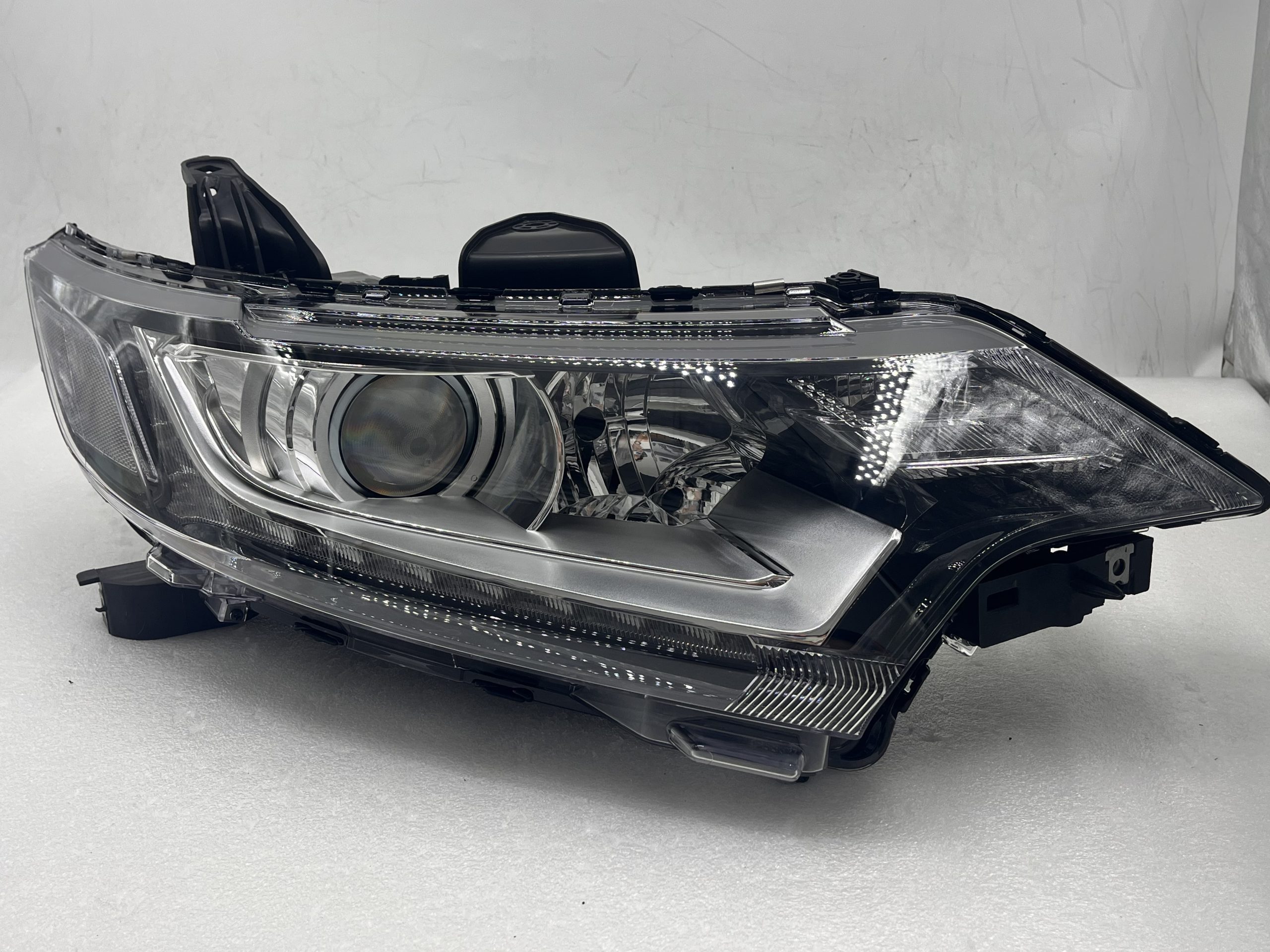 MITSUBISHI OUTLANDER 2016-2020 HALOGEN R.H.S HEADLIGHT ASSEMBLY