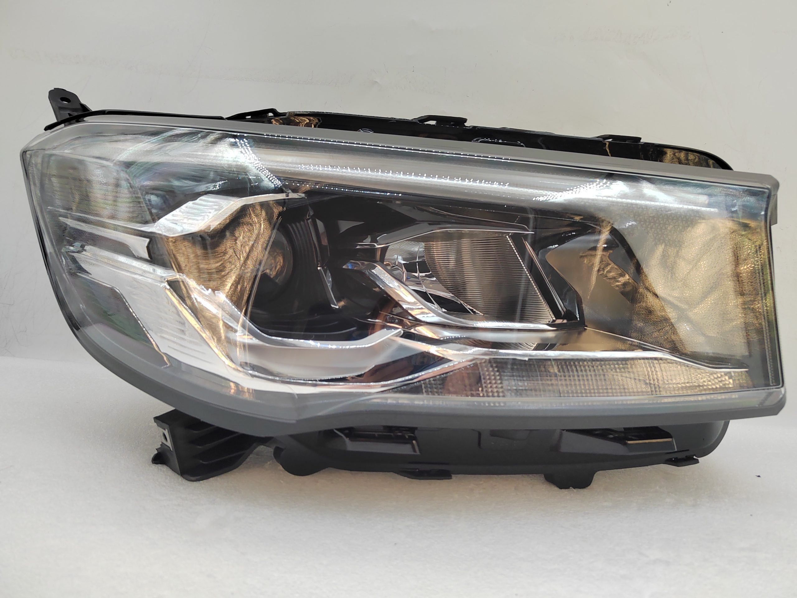 MAXUS LDV V90 2019-2023 HALOGEN R.H.S HEADLIGHT ASSEMBLY