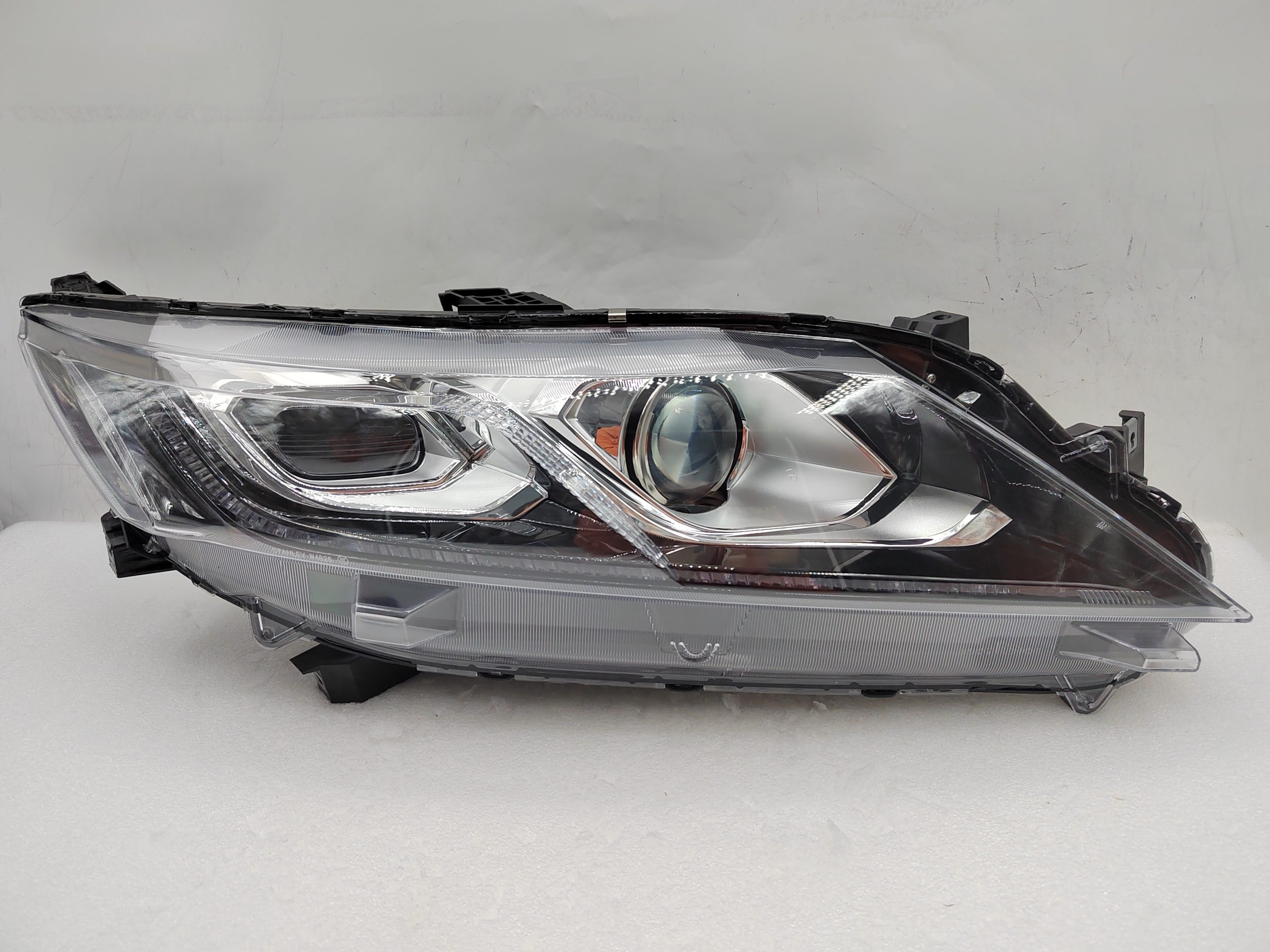 MITSUBISHI ECLIPSE CROSS 2017-2020 HALOGEN R.H.S HEADLIGHT ASSEMBLY