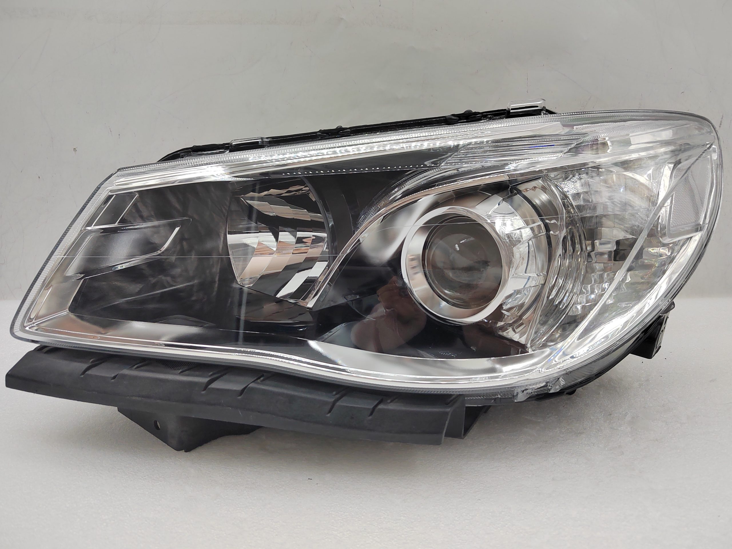 HOLDEN COMMODORE VF SV6 2013-2017 HALOGEN L.H.S HEADLIGHT ASSEMBLY