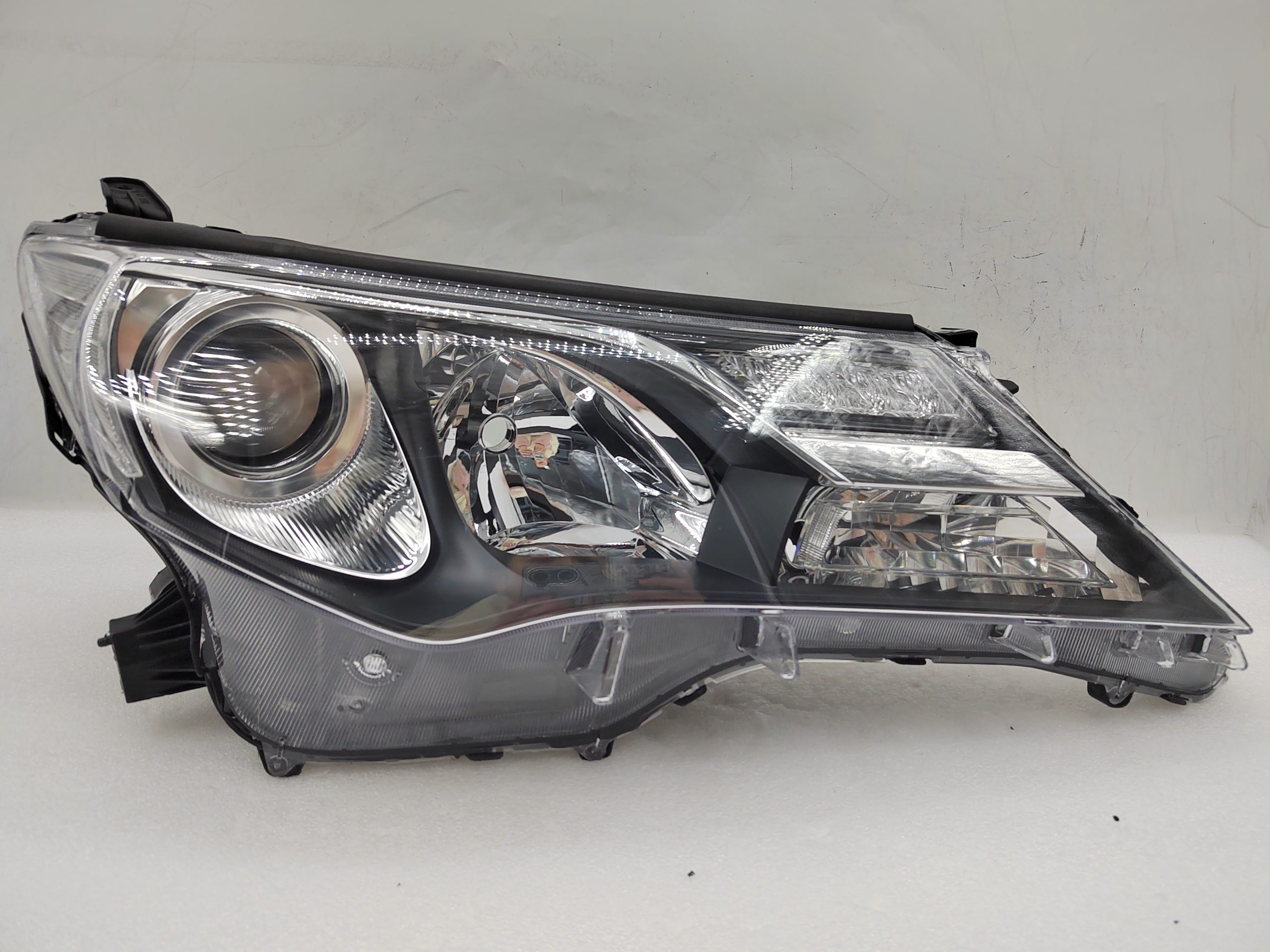 TOYOTA RAV4 IV XA40 2013-2015 HALOGEN R.H.S HEADLIGHT ASSEMBLY